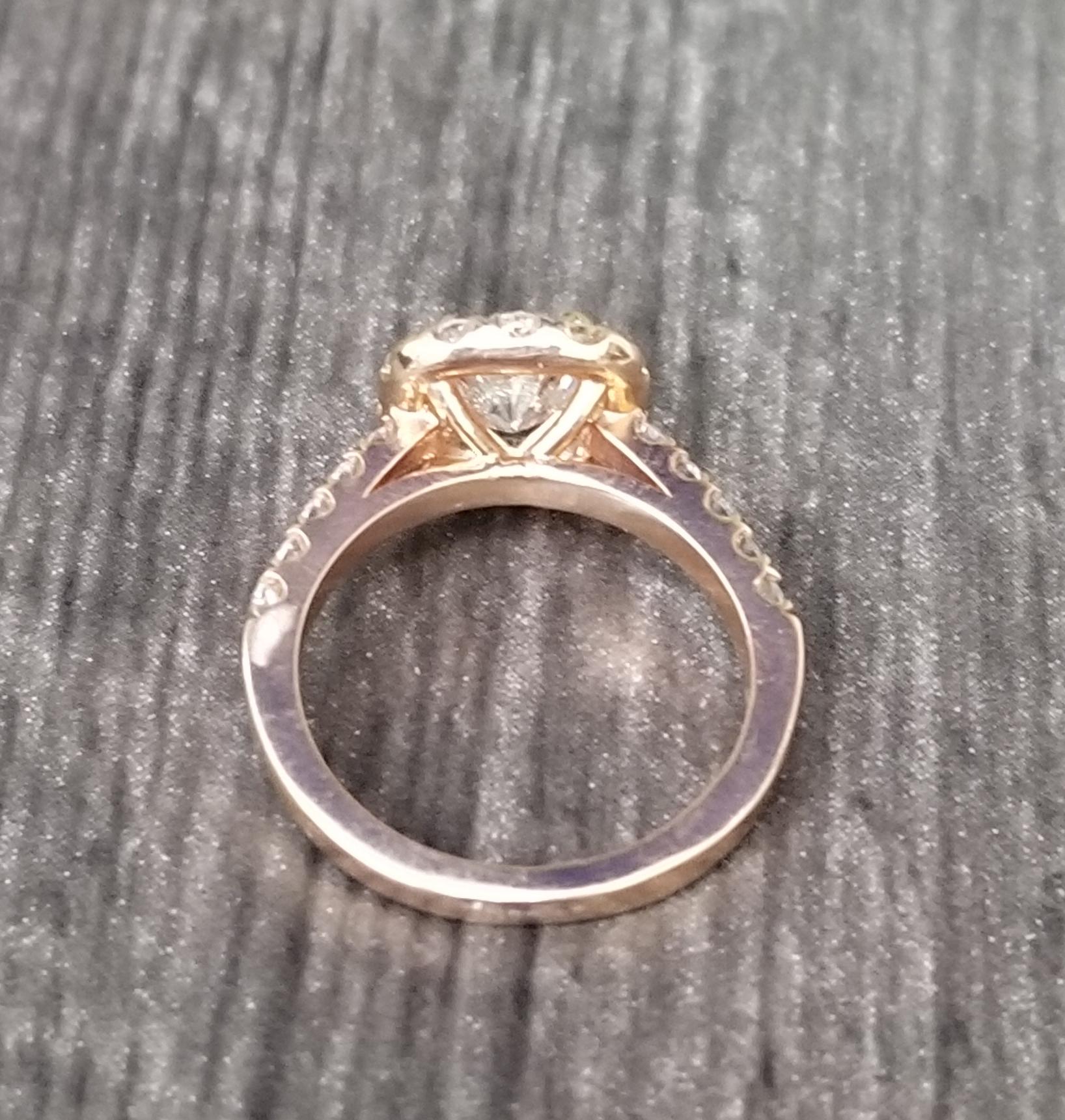 .97 Karat strahlender Diamant in Halo-Ring im Zustand „Neu“ in Los Angeles, CA