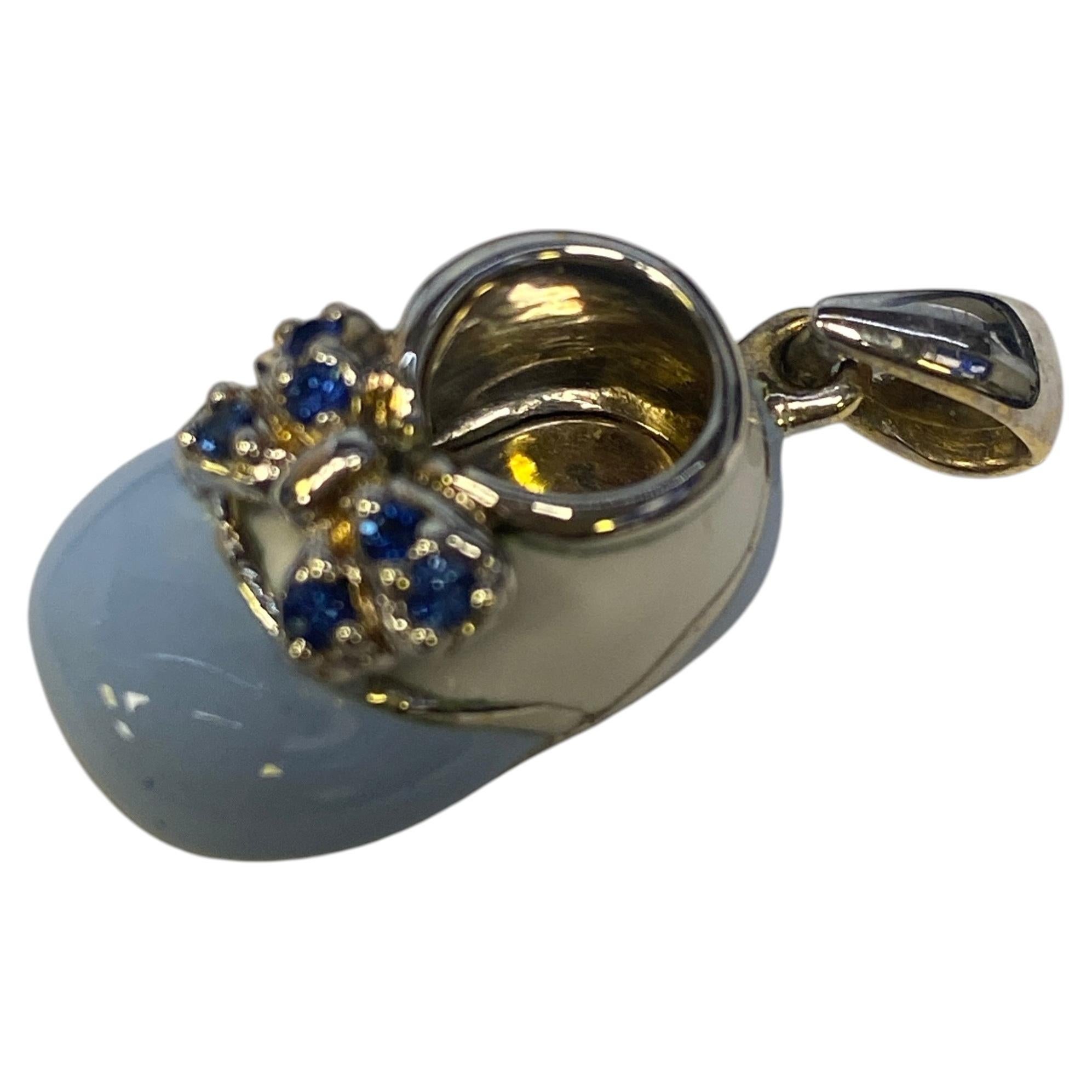 Babyschuh aus 18-karätigem Weißgold mit blauen Saphiren (0,16 Karat) und hellblauem/weißem Emaille im Angebot