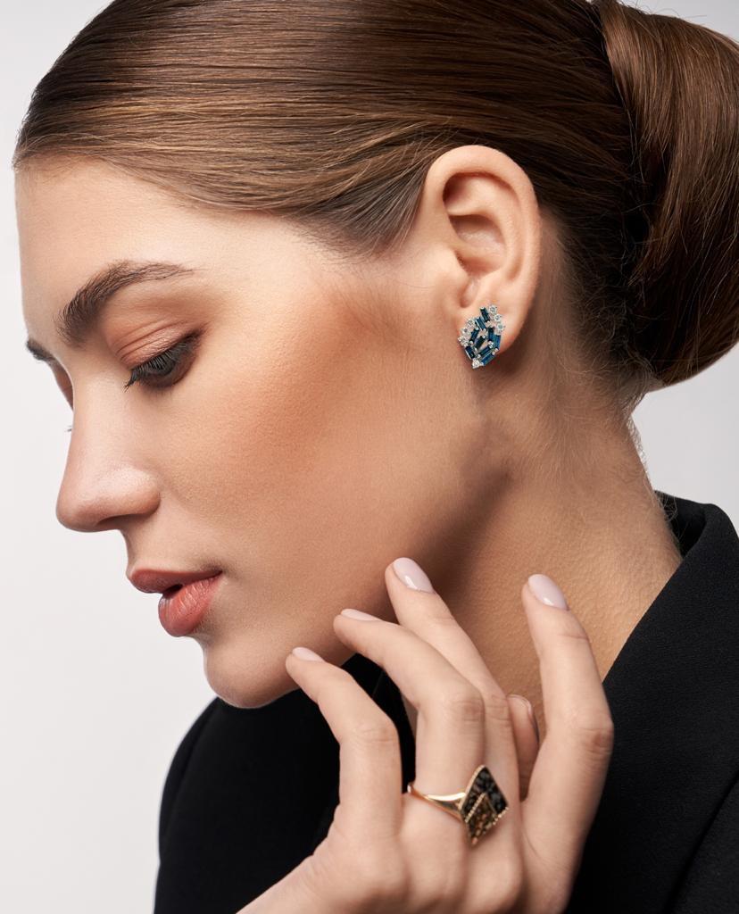 Diese Baguette-Ohrringe aus 18-karätigem Gold sind von Hand mit einem blauen Saphir und 0,75 Karat Diamanten besetzt, die für das richtige Maß an Glanz sorgen. 

FOLGEN  MEGHNA JEWELS Storefront, um die neueste Kollektion und exklusive Stücke zu