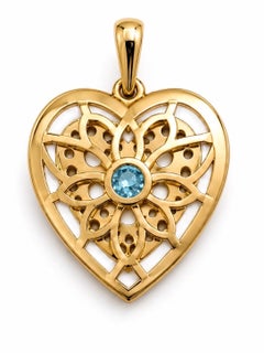 Ciondolo a forma di cuore con pietra di acquamarina, smalto bianco e oro 14 carati di MEGHNA JEWELS
