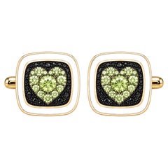 Peridot-Geburtsstein-Herz-Manschettenknöpfe mit weißem Emaille, 14-karätiges Gold von MEGHNA JEWELS