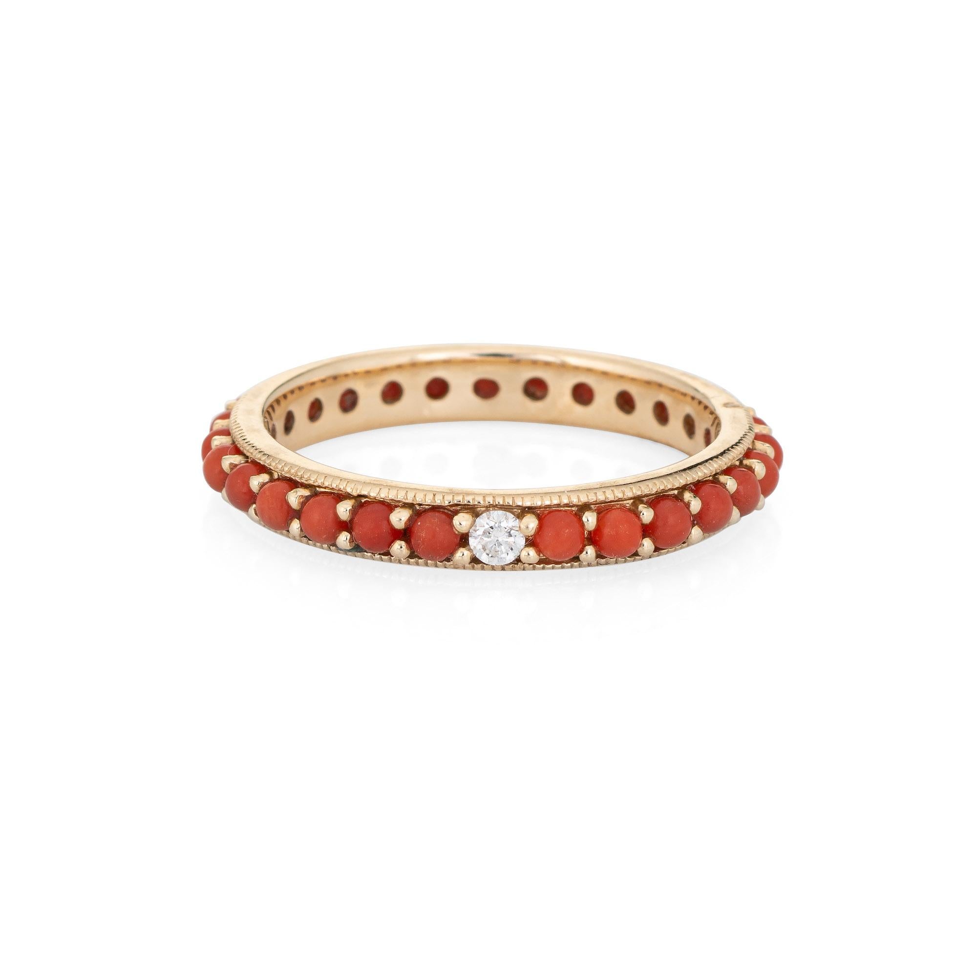 Élégante bague d'éternité en corail rouge méditerranéen et diamant, réalisée en or jaune 14 carats. 

Le corail taillé en cabochon mesure 1,5 mm chacun. Le diamant est estimé à 0,02 carats (couleur H-I et pureté SI1). Le corail est en très bon état