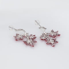 Boucles d'oreilles « Feuille d'érable » en rubis et diamants, de seconde main, pendantes de 1,5 pouce, en or blanc 18 carats, joaillerie haut de gamme
