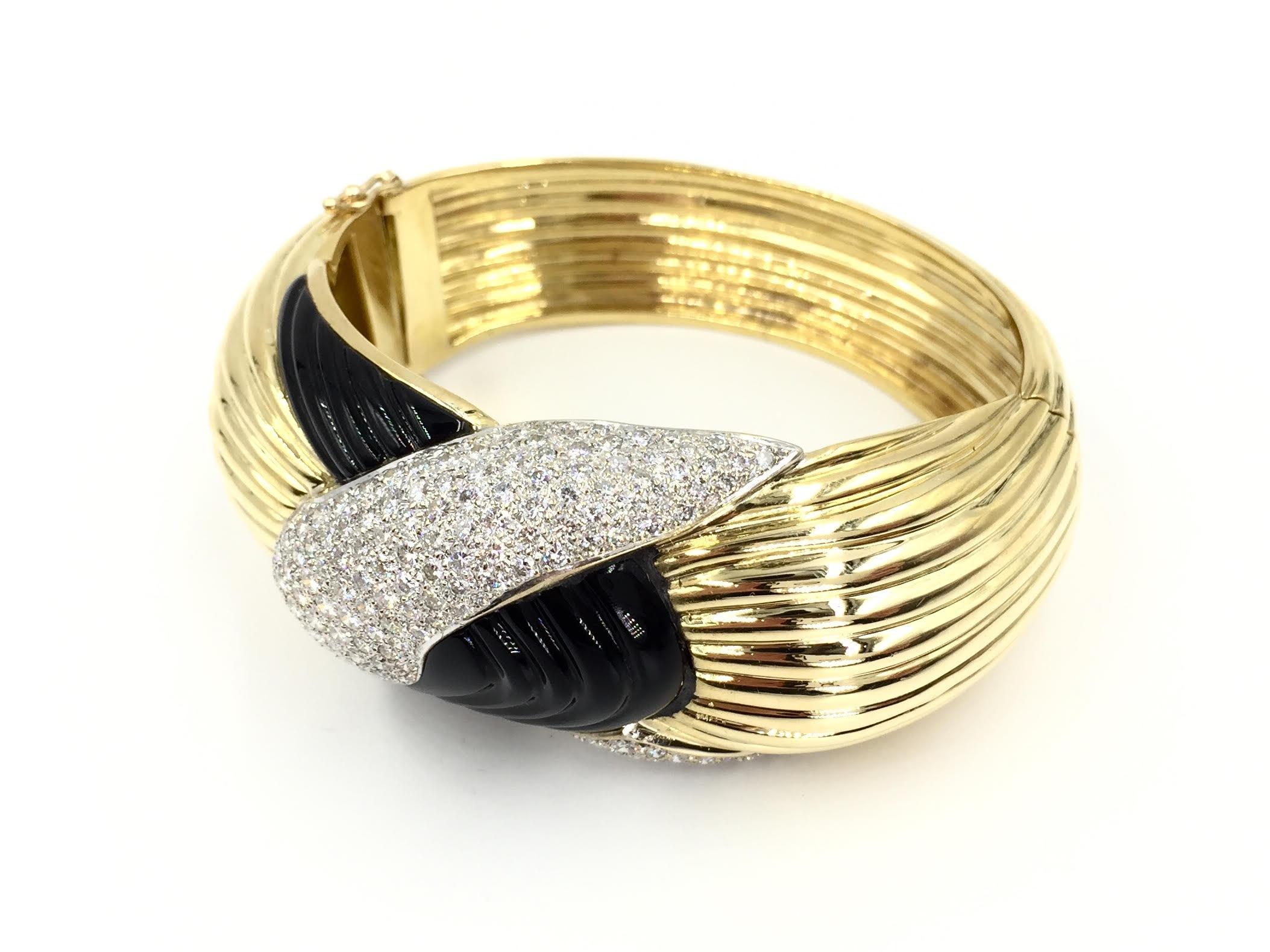 18 Karat Diamond and Onyx Fluted Wide Bangle Bracelet 4