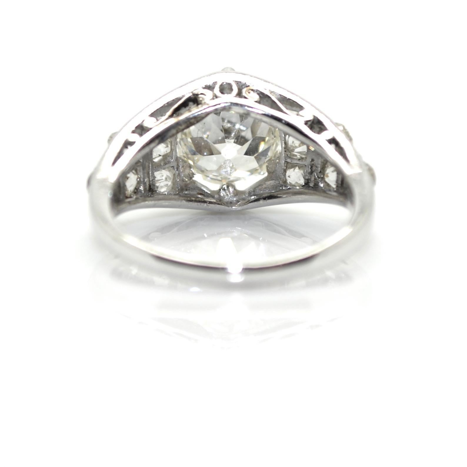 1920s French Art Deco 1.50 Carat Cushion Cut Diamond Platinum Ring In Good Condition For Sale In Paris, FR