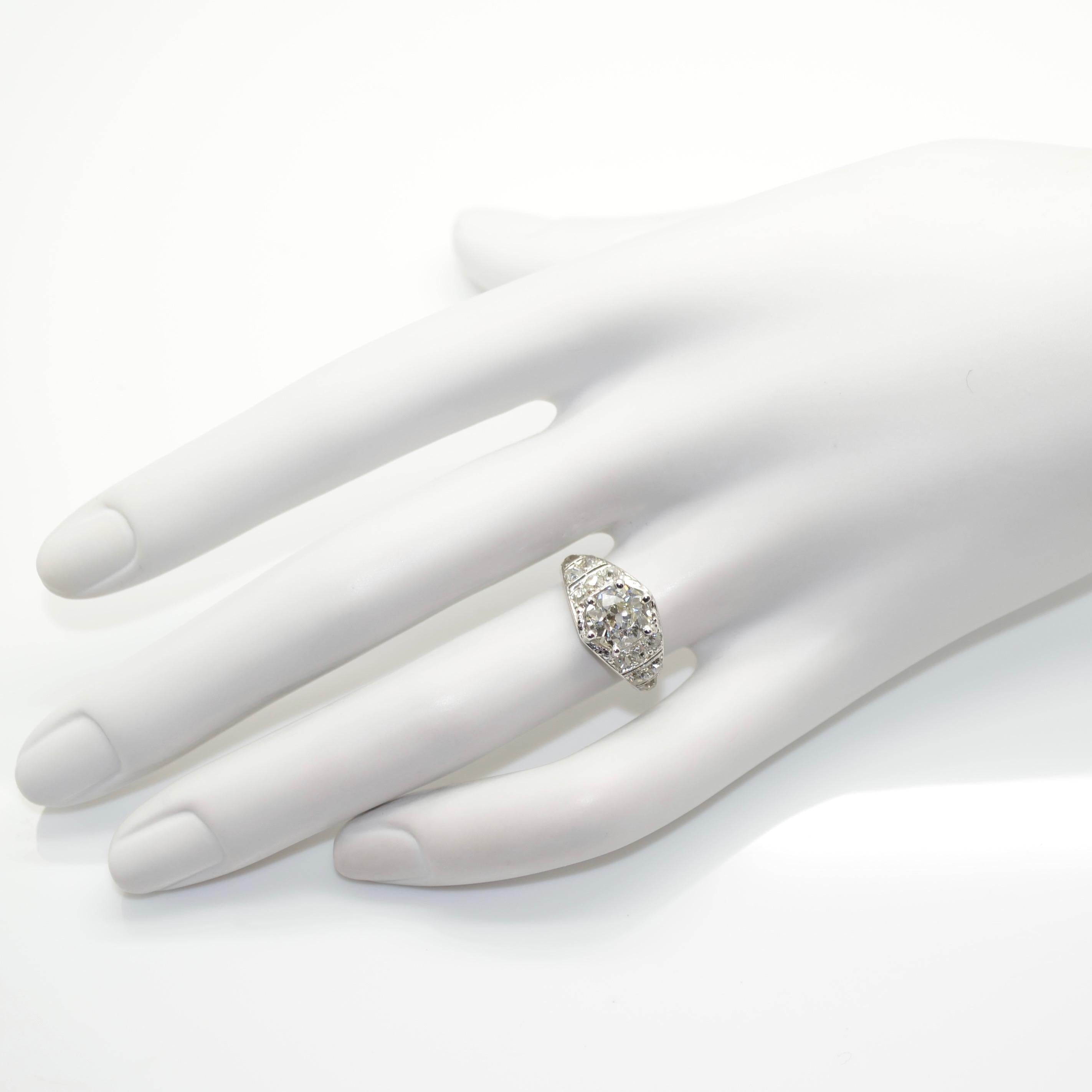 1920s French Art Deco 1.50 Carat Cushion Cut Diamond Platinum Ring For Sale 1
