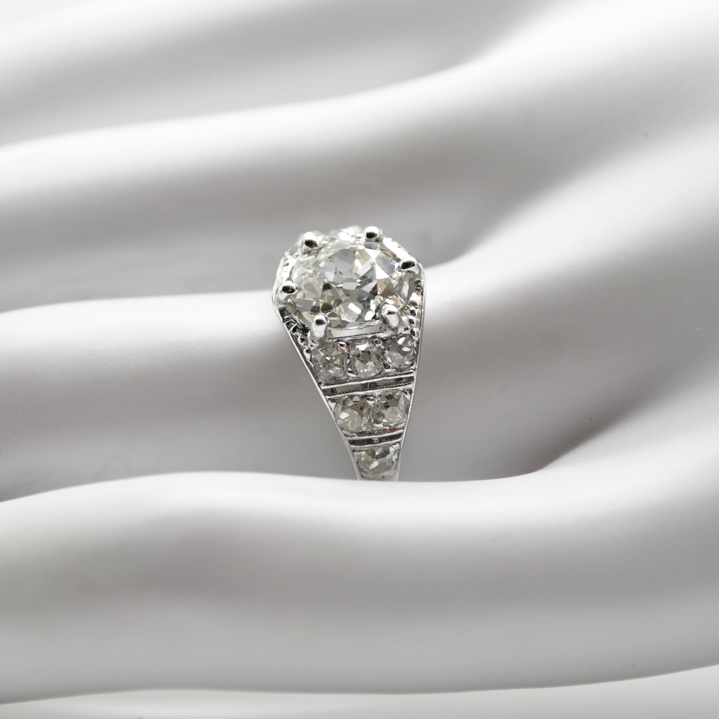 Women's 1920s French Art Deco 1.50 Carat Cushion Cut Diamond Platinum Ring For Sale