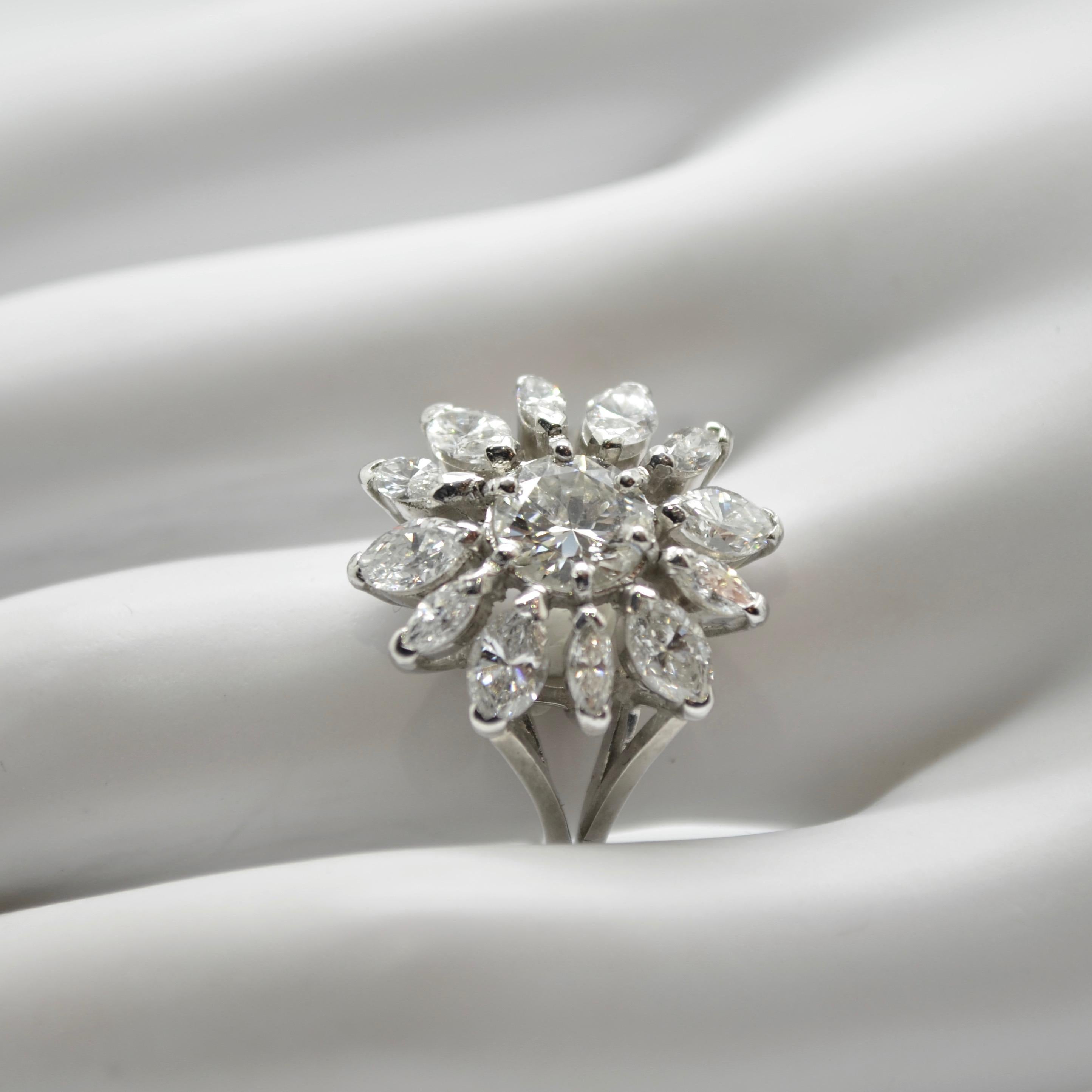 1.50 Carat Diamonds 18 Karat White Gold Engagement Ring In Excellent Condition For Sale In Paris, FR