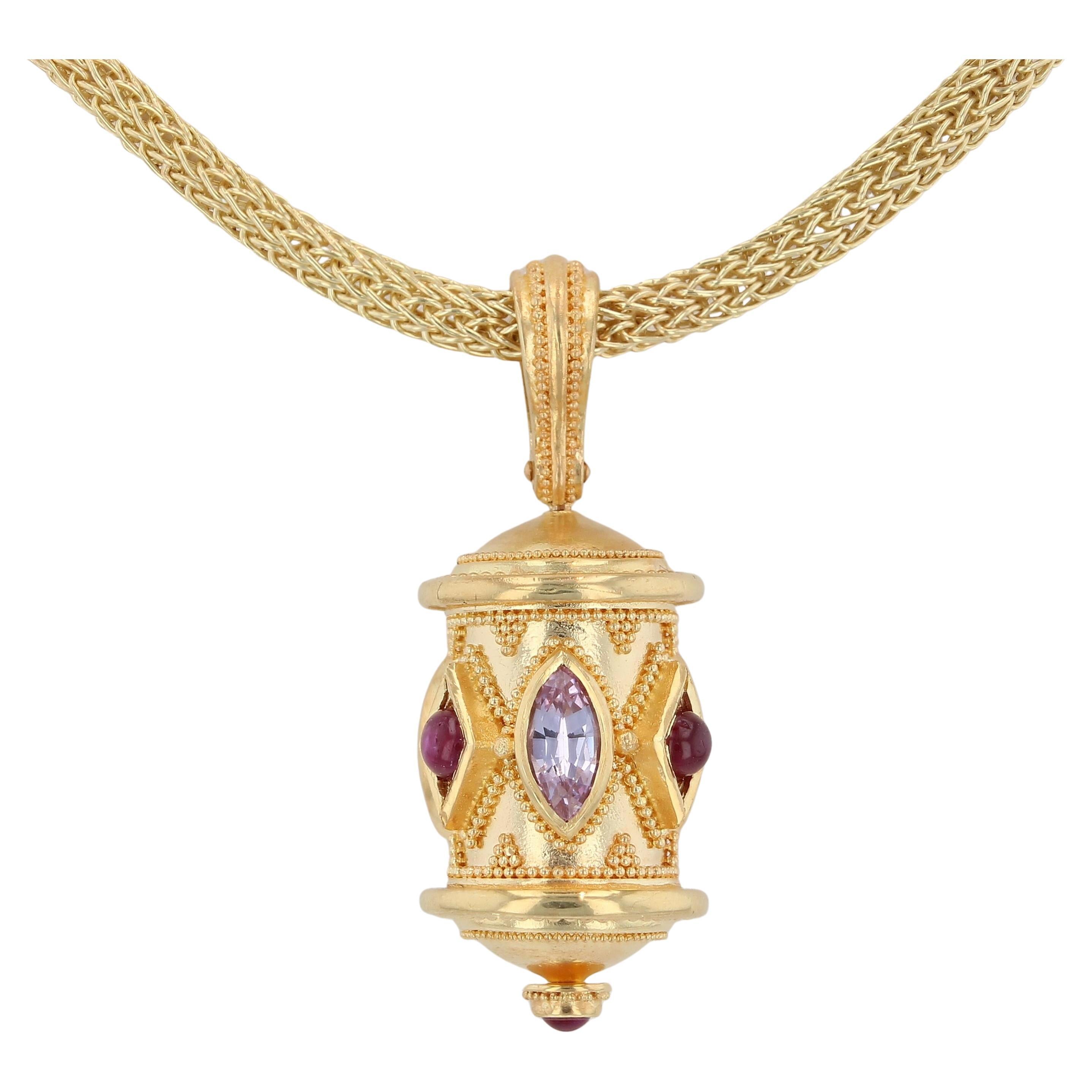 Artisan Pendentif en or 18 carats rose et rubis en forme de moulin à prières avec granulation Kent Raible en vente
