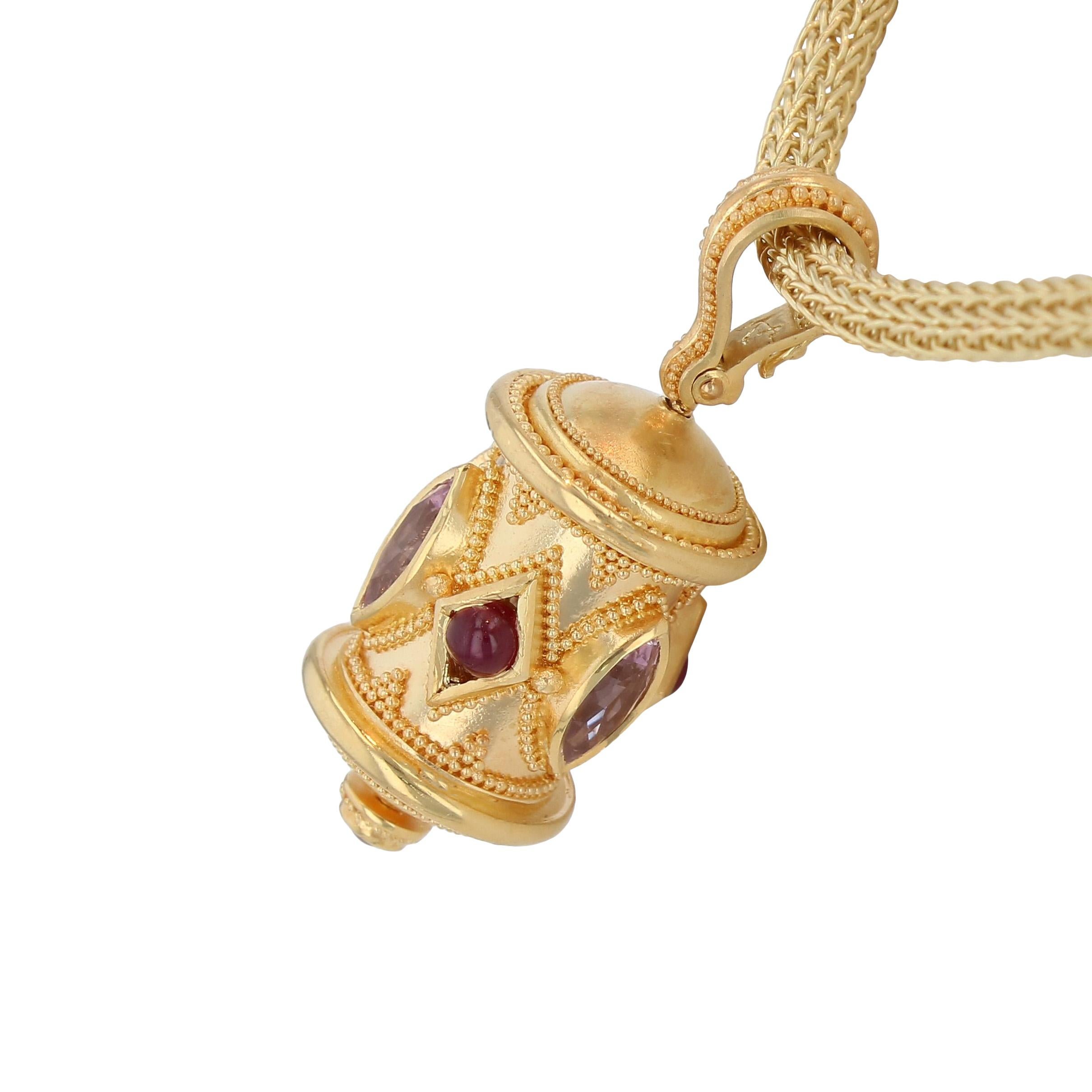 Taille mixte Pendentif en or 18 carats rose et rubis en forme de moulin à prières avec granulation Kent Raible en vente