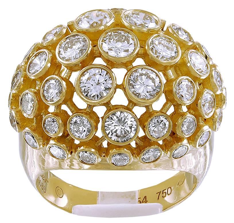 Comprend une bague resplendissante de Cartier en or jaune 18 carats sertie d'une myriade de diamants ronds brillants sur un design en forme de dôme.
Poids total des diamants : environ 3.00 carats. Mesure environ 0,70″ de largeur par 0,90″, soit