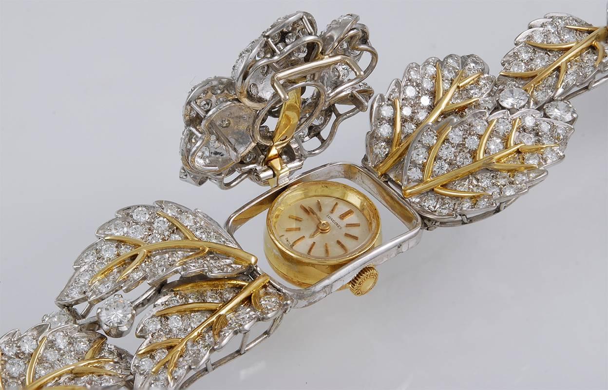 Bracelet montre convertible LONGINES Diamond Garland en or jaune 18k et platine.

Une montre Longines vintage enchâssée dans une guirlande dimensionnelle d'or et de diamants, datant des années 1980. Cette montre convertible comprend un fermoir et