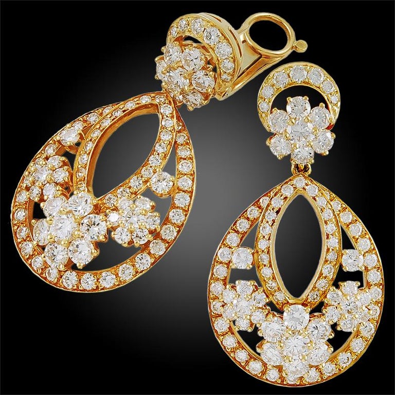 Van Cleef And Arpels Diamond Mini Snowflakes Earrings For At The Snowflake Collection By Van Cleef Arpels Is Inspired Gently Falling Flakes Of Snow
