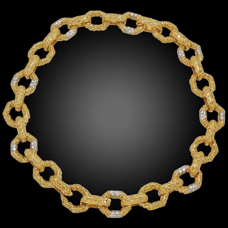 Comprising an 18k yellow gold textured link necklace by Van Cleef & Arpels that dates back to the 1970s, set with brilliant-cut diamond highlights throughout the gold textured designs, measuring approximately 14 6/8 inches in length.
Signed Van
