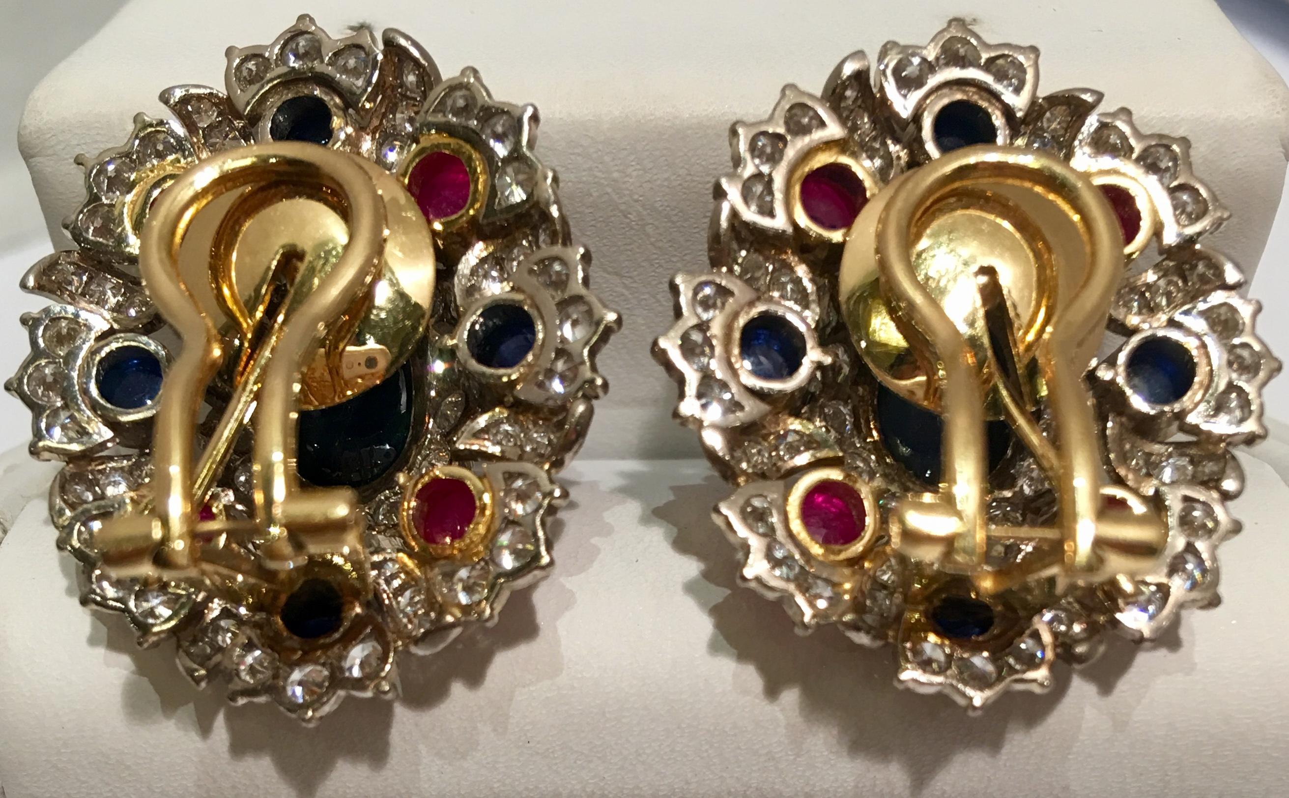 Ohrringe aus 18 Karat Gold mit 12 Karat rotem Rubin, blauem Saphir und Diamant  (Ovalschliff) im Angebot