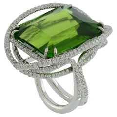 Unique 53.50 Kt Peridot  Bague de cocktail en or blanc 18 KT sertie de diamants