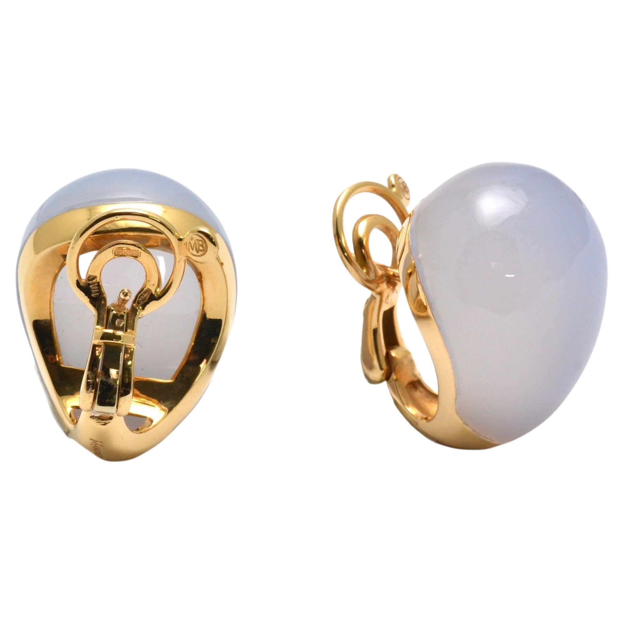 Handmade in chalcedony and pink gold.  A Margherita Burgener must-have. 
Leitmotif of the collection are the gently-rounded stones, weightless, a kaleidoscope of balloons in flight.  Elegant earrings that evoke the soft, poetic shape of the