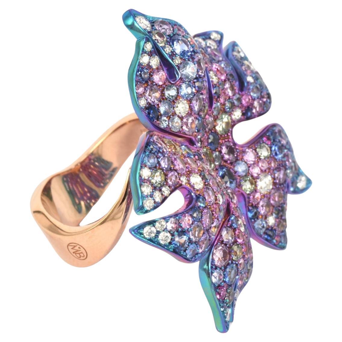 Fabriquée à la main en Italie, dans l'atelier familial de Margherita Burgener, la bague Sakura est réalisée en titane, entièrement pavée d'un mélange de saphirs et de diamants  
La fleur de Sakura nous rappelle la floraison japonaise et nous a