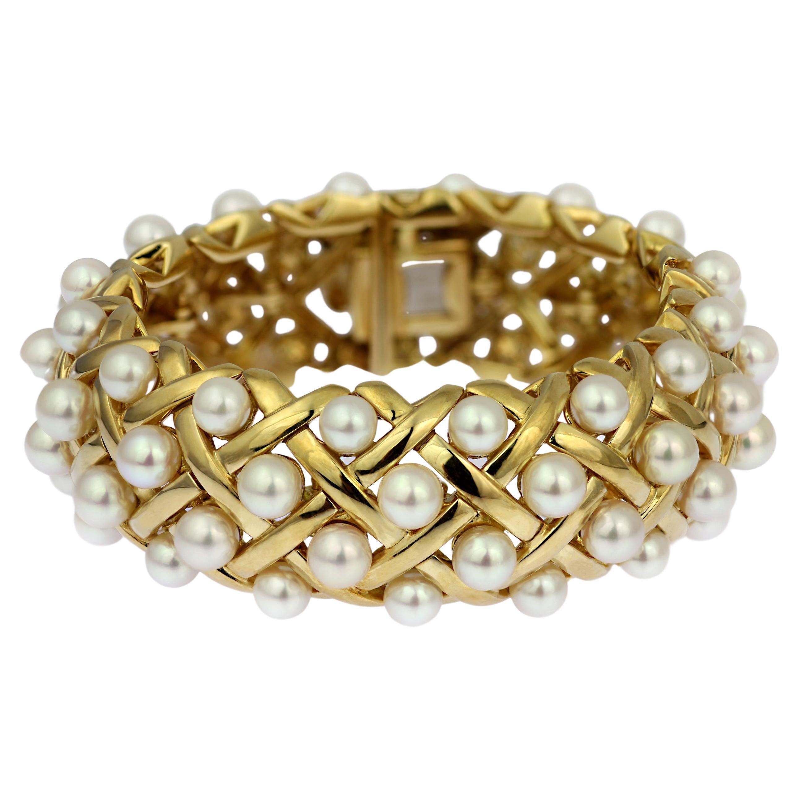 Chanel Retro/Vintage 'Matelasse' 18ct gold and cultured pearl bangle For Sale