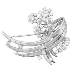 Spilla a forma di fiore in platino e diamanti vari degli anni '50