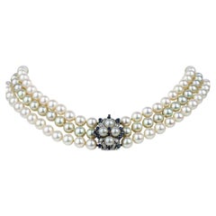Maßgefertigte dreireihige Akoya-Perlenkette mit Diamant- und Saphir-Verschluss