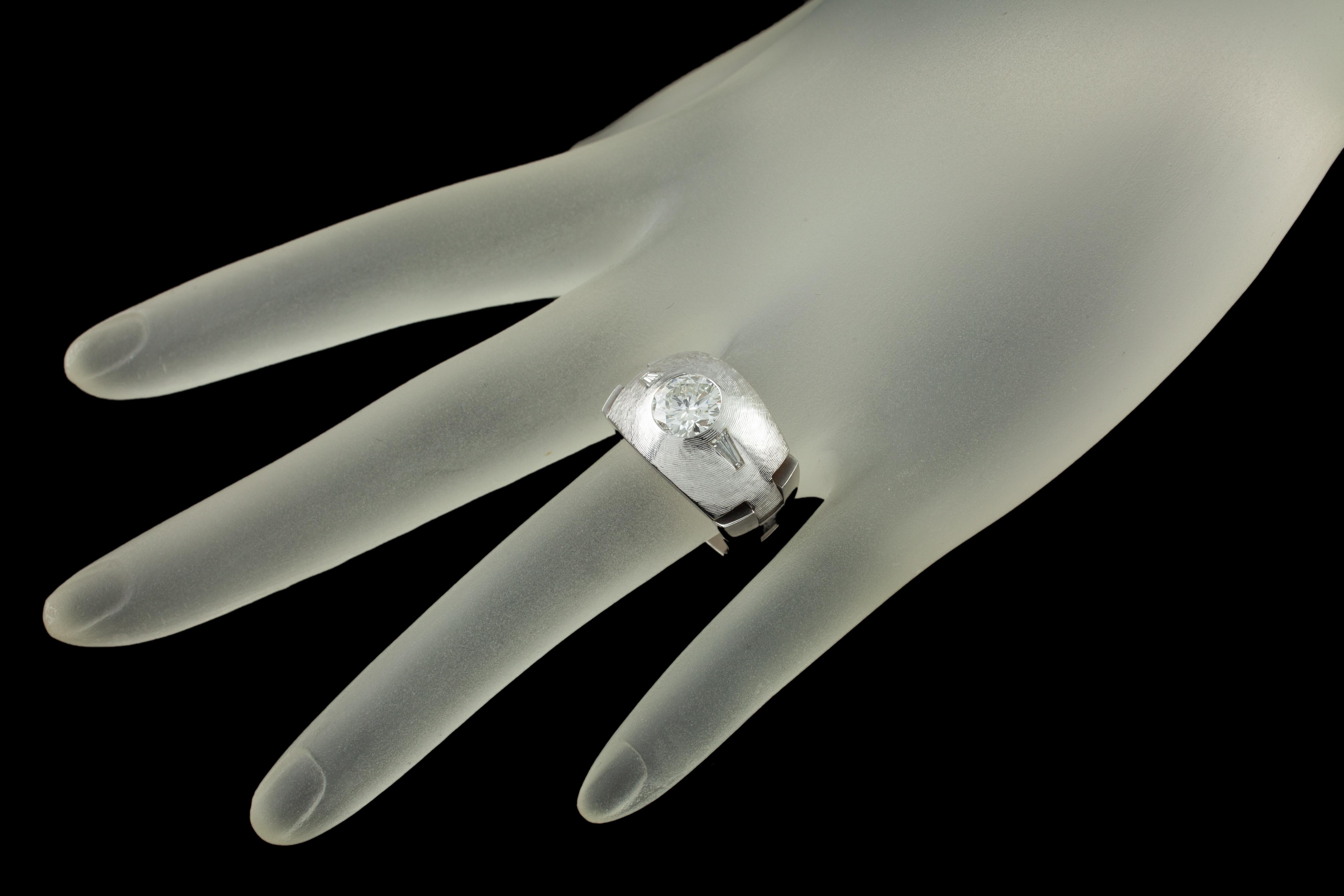 Taille ronde Bague solitaire élastique en or blanc 14 carats avec diamant de 1,30 carat pour hommes en vente
