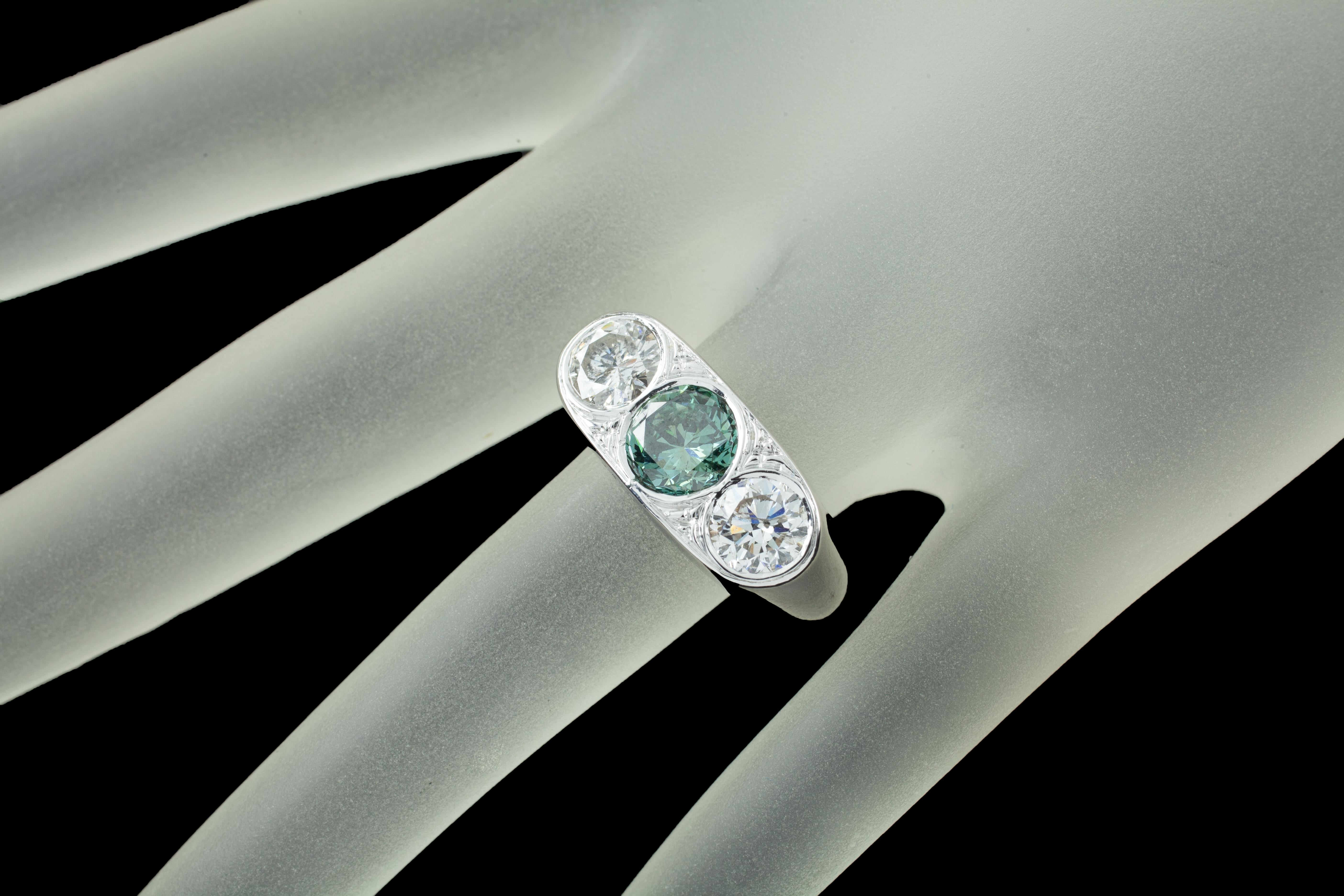 1,00 Karat Blauer Diamant 14 Karat Weißgold Drei-Diamanten-Ring im Zustand „Gut“ im Angebot in Sherman Oaks, CA