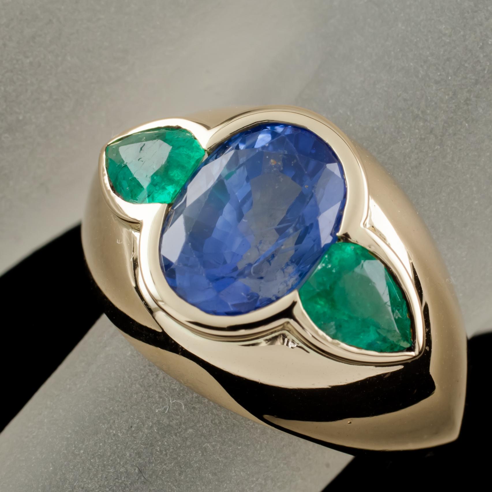 Oval Cut Natural Sapphire and Emerald 18 Karat Yellow Gold Ring with GIA Certified For Sale