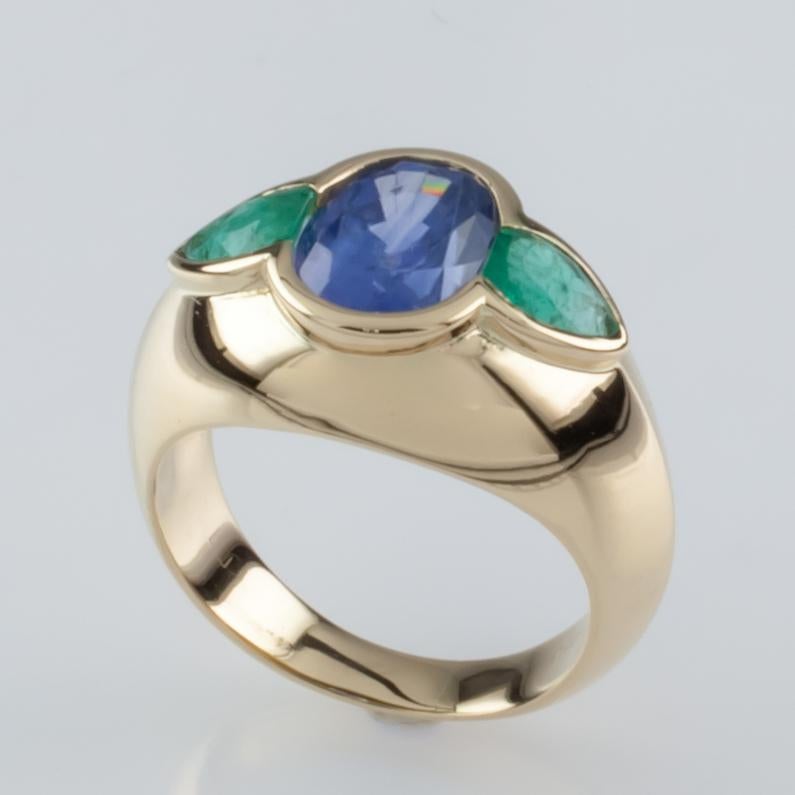 Women's Natural Sapphire and Emerald 18 Karat Yellow Gold Ring with GIA Certified For Sale