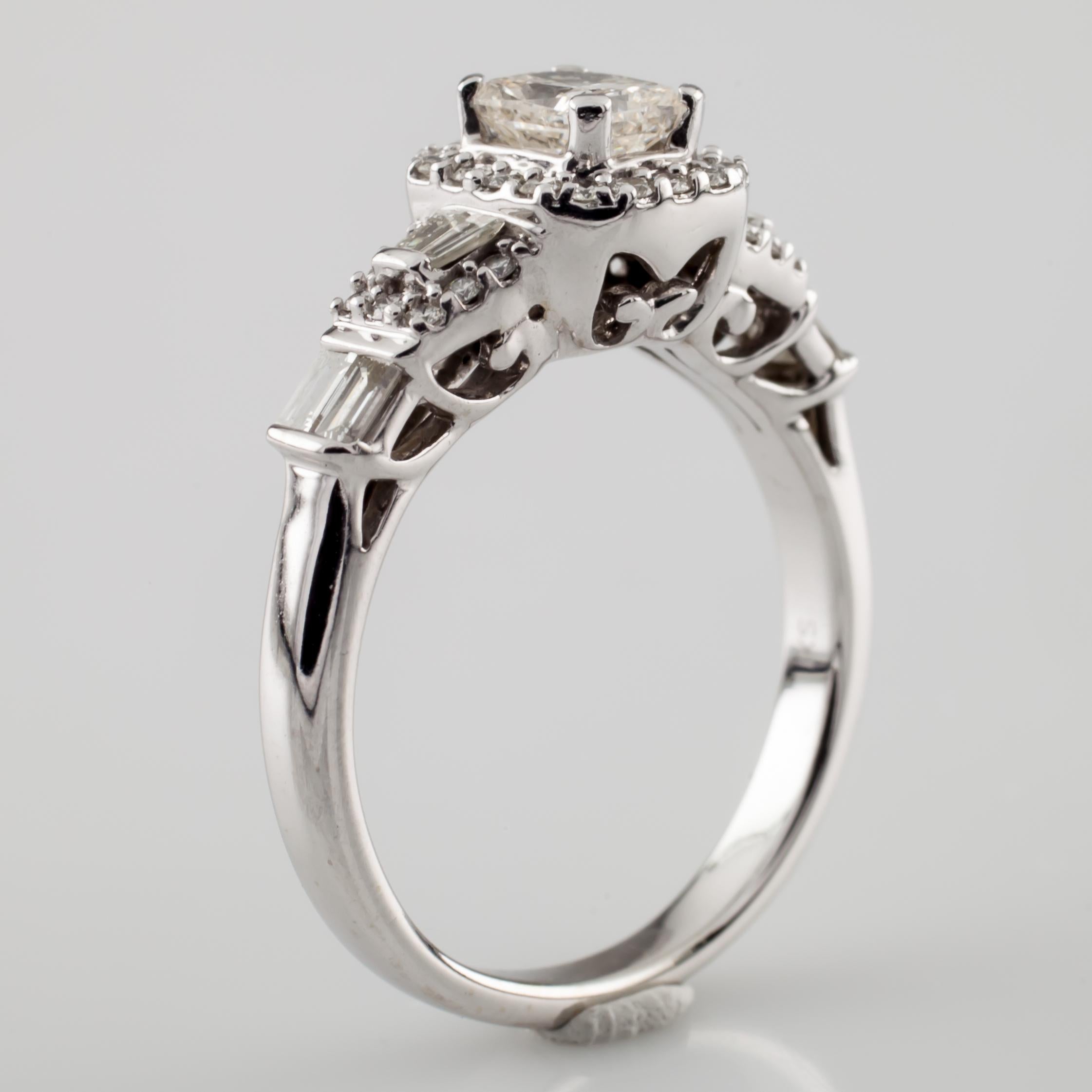 Taglio radiant Anello di fidanzamento con diamante radiante solitario in oro bianco 14 carati, con pietre accessorie in vendita
