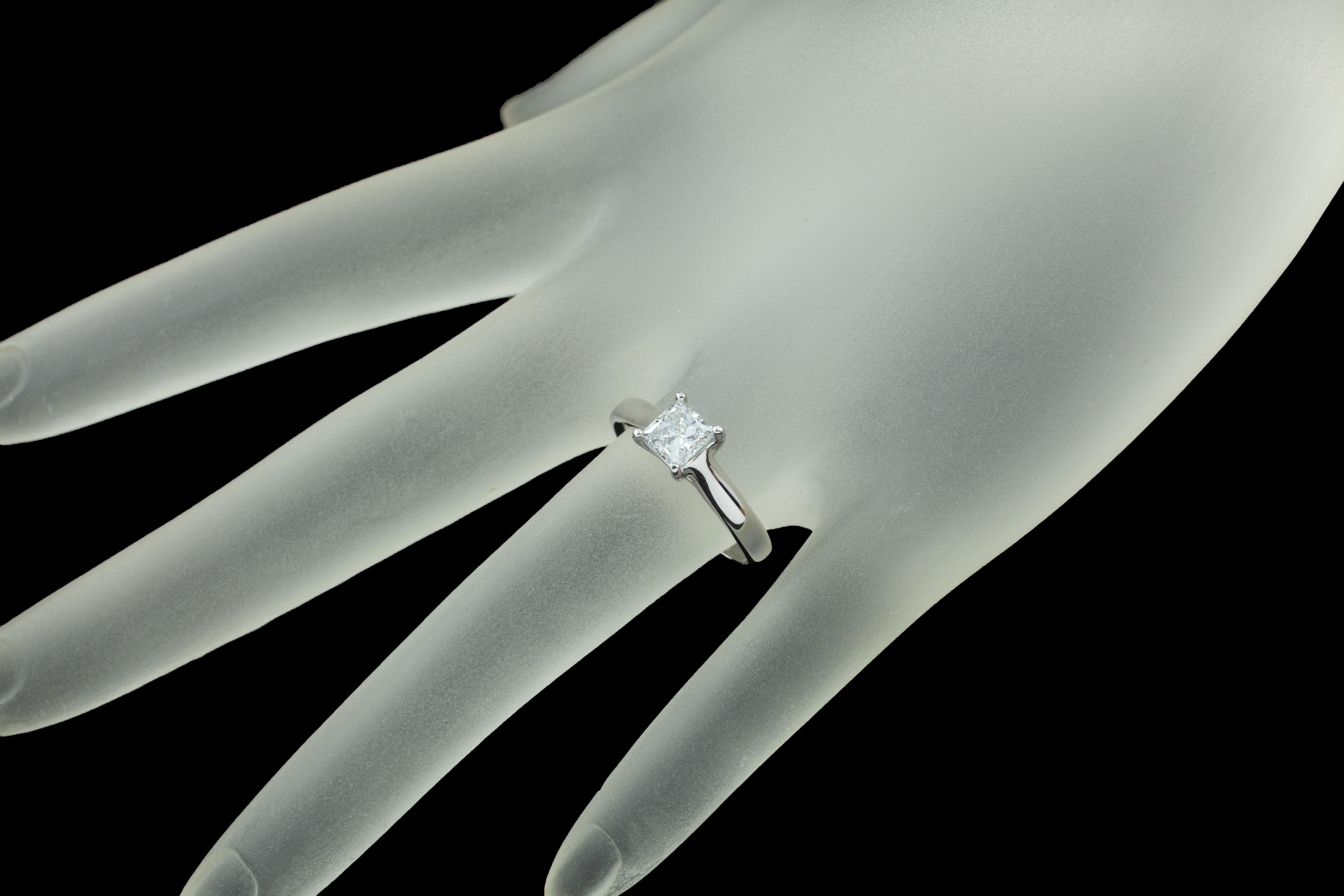 Bague solitaire en or blanc 14 carats avec diamant taille princesse de 0,75 carat, taille 7, certifié IGI Excellent état - En vente à Sherman Oaks, CA