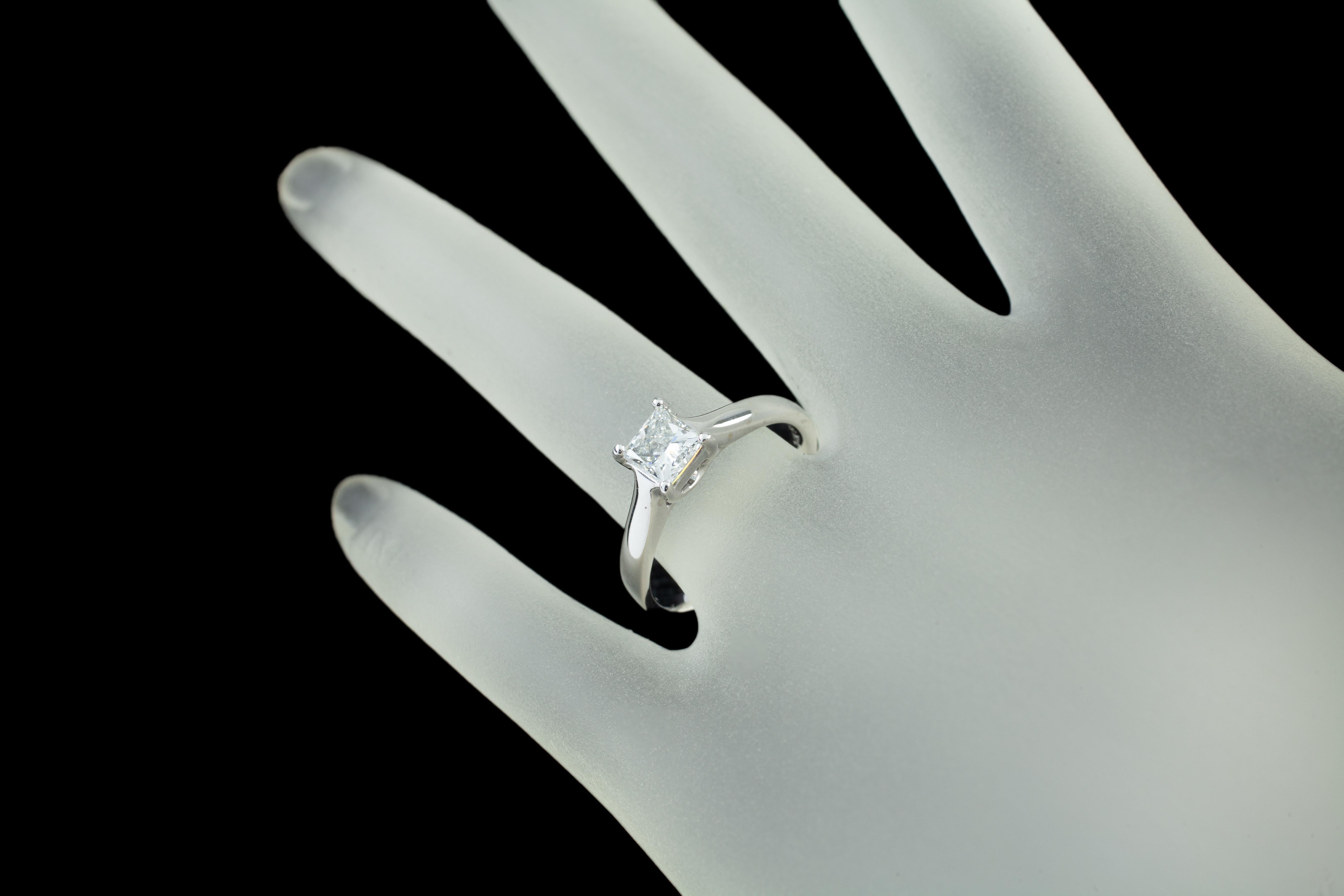Bague solitaire en or blanc 14 carats avec diamant taille princesse de 0,75 carat, taille 7, certifié IGI Pour femmes en vente