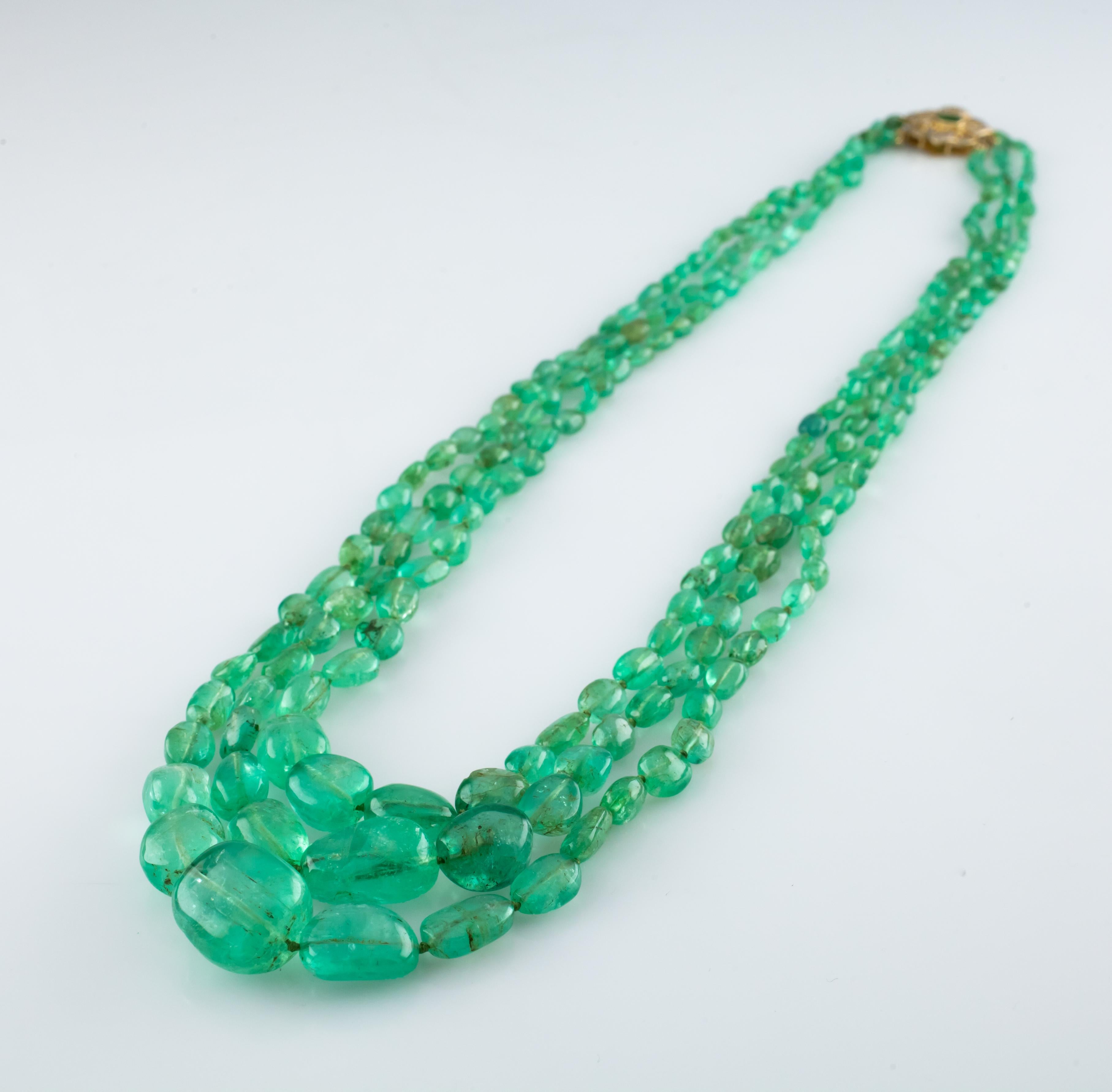 Collier à trois rangs d'émeraudes polies de 400 carats avec fermoir en or 14 carats et diamants Pour femmes en vente