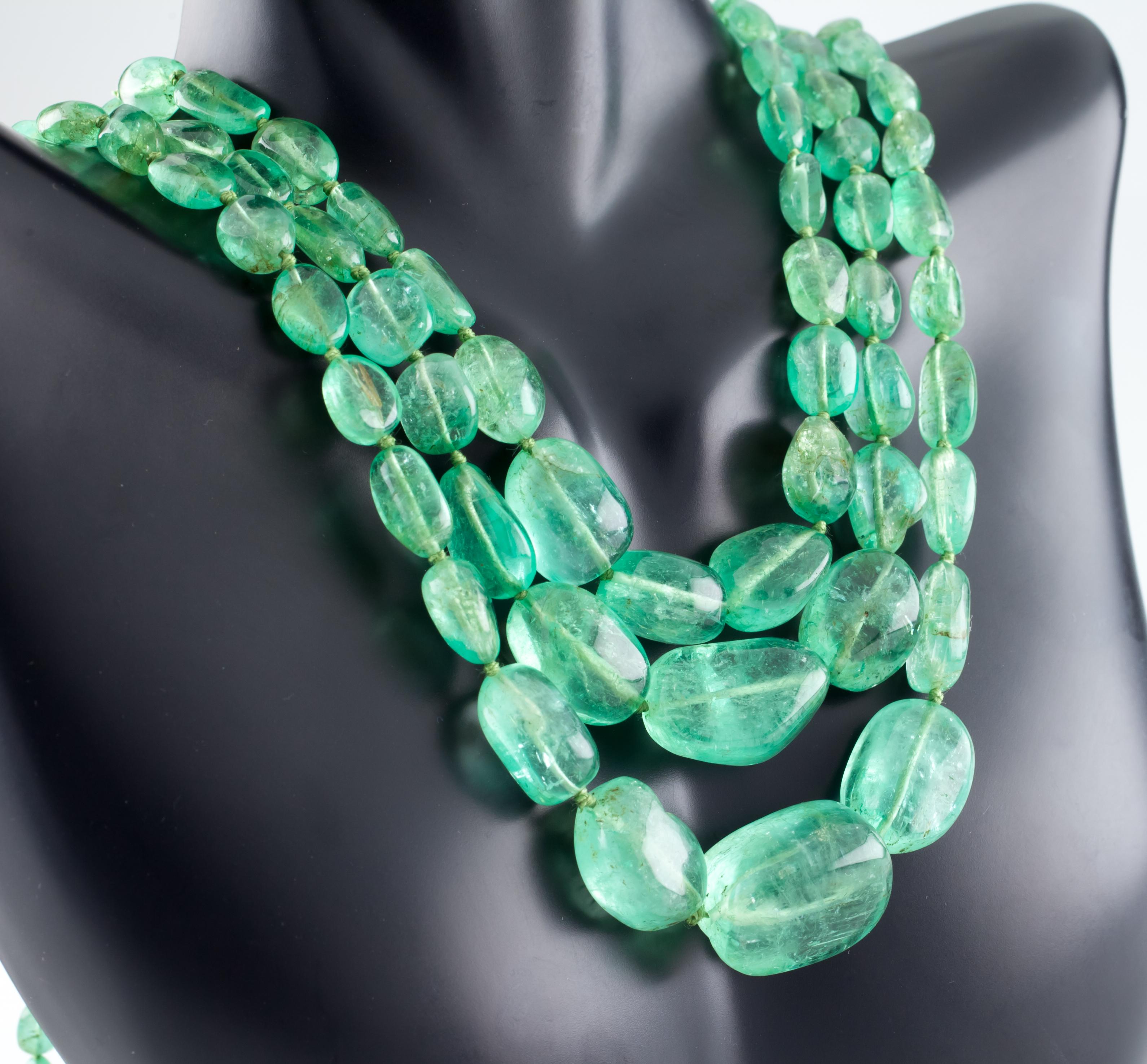 Dreireihige Halskette aus poliertem Smaragd 400 Karat mit Diamant-Verschluss aus 14 Karat Gold im Zustand „Hervorragend“ im Angebot in Sherman Oaks, CA