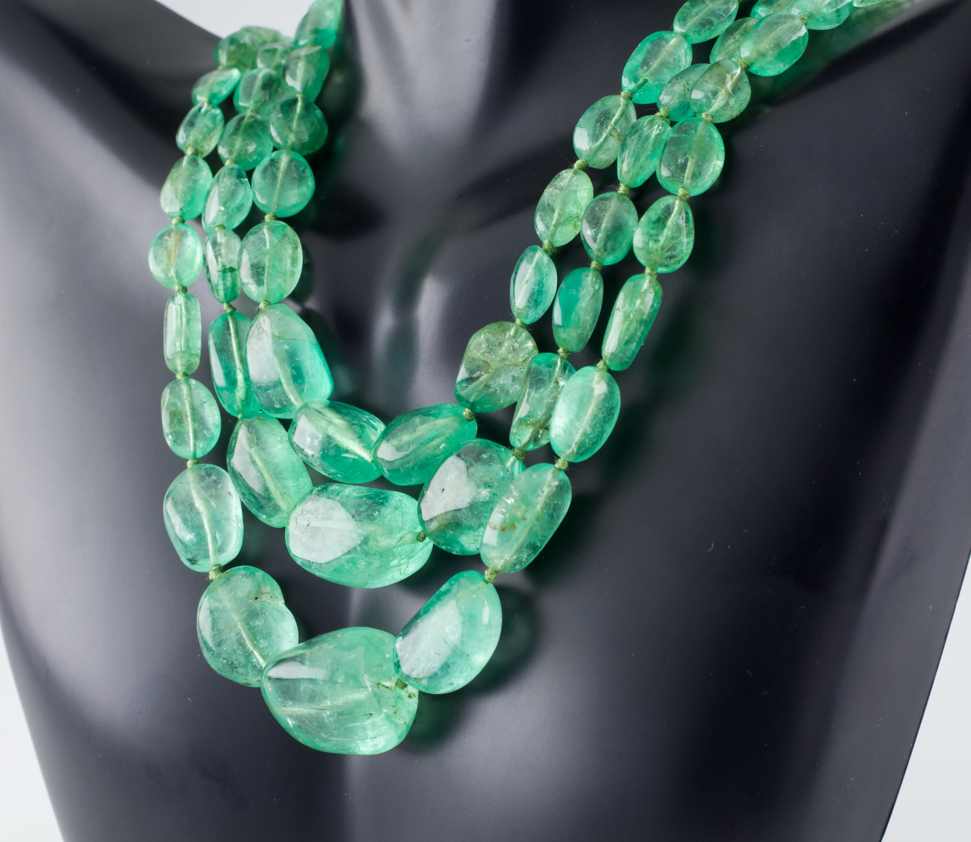 Dreireihige Halskette aus poliertem Smaragd 400 Karat mit Diamant-Verschluss aus 14 Karat Gold (Cabochon) im Angebot