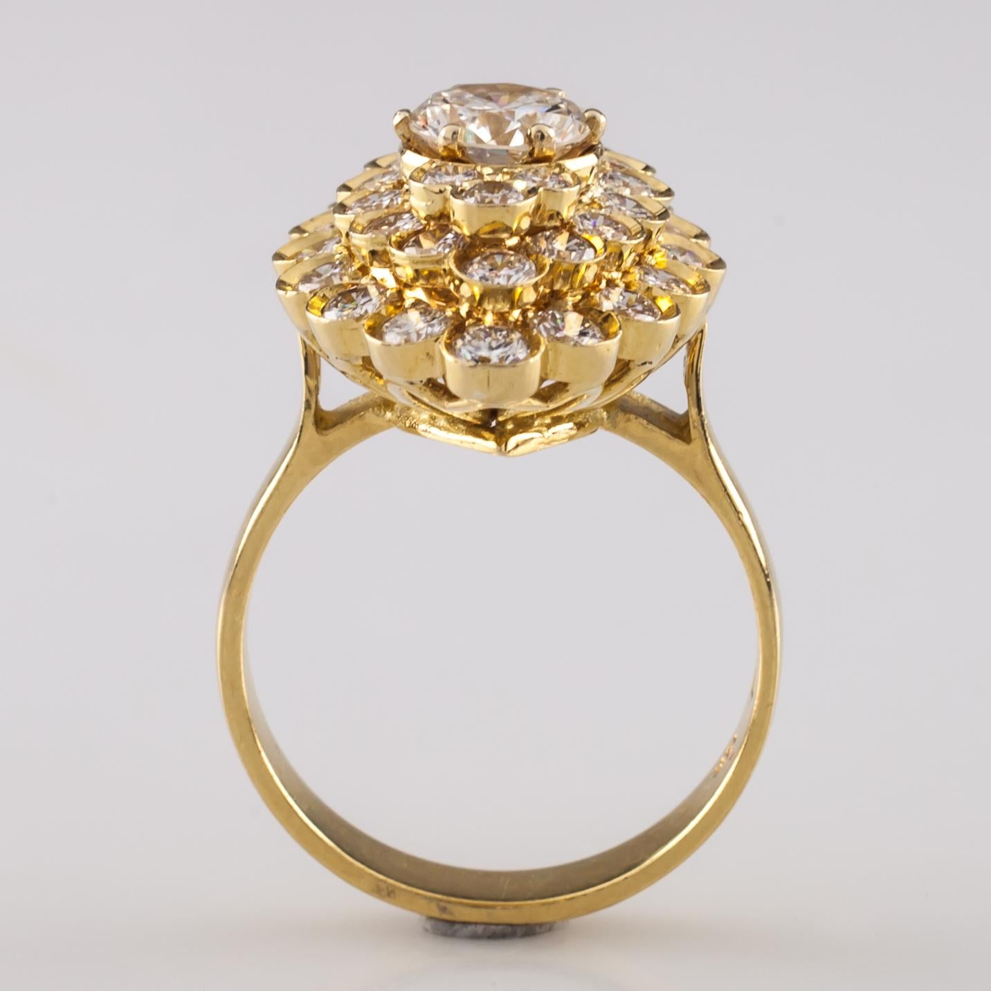 2.72 Carat Diamond Solitaire 18 Karat Gold Cluster Ring with GIA Certified In Excellent Condition For Sale In Sherman Oaks, CA