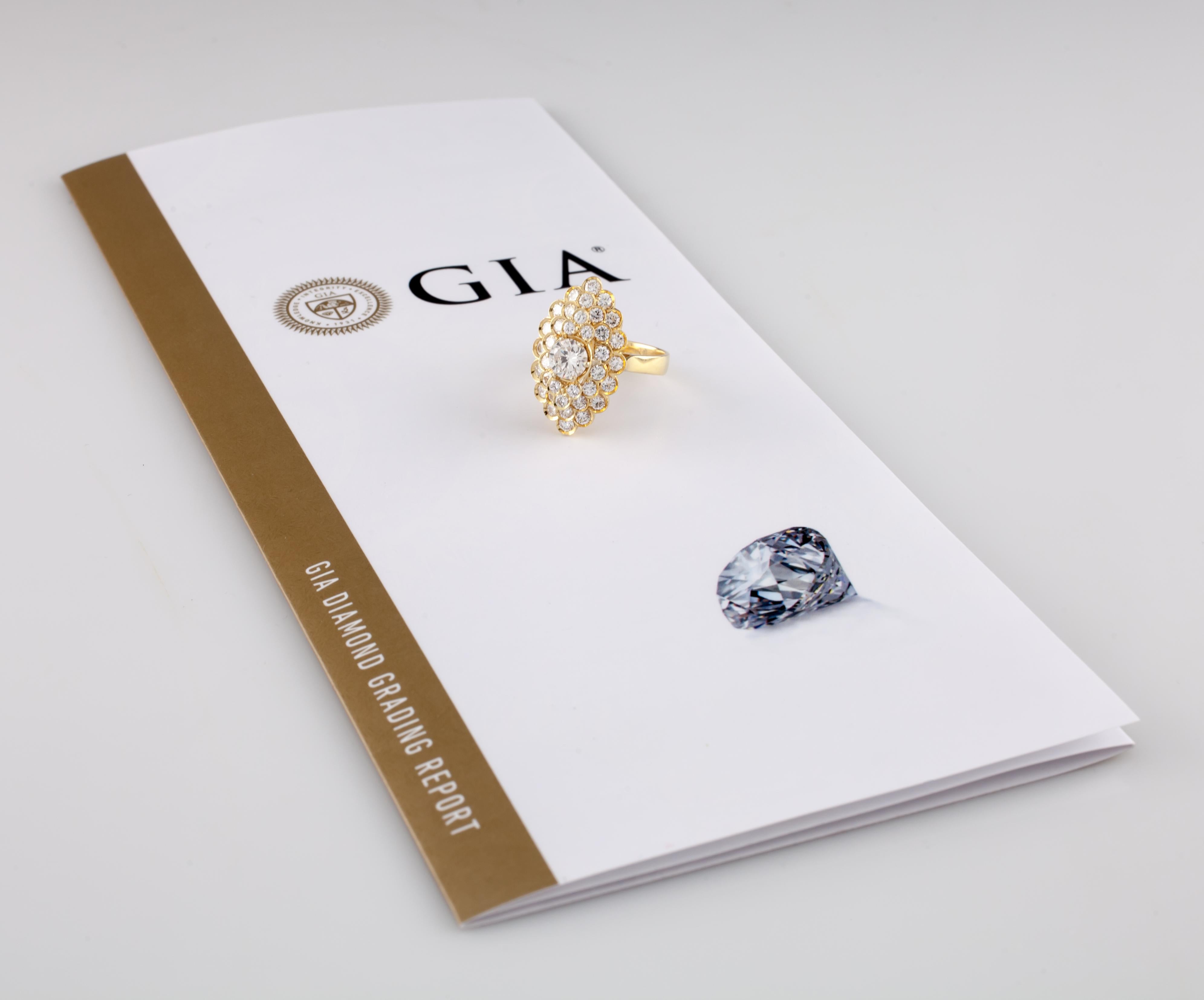 2.72 Carat Diamond Solitaire 18 Karat Gold Cluster Ring with GIA Certified For Sale 1