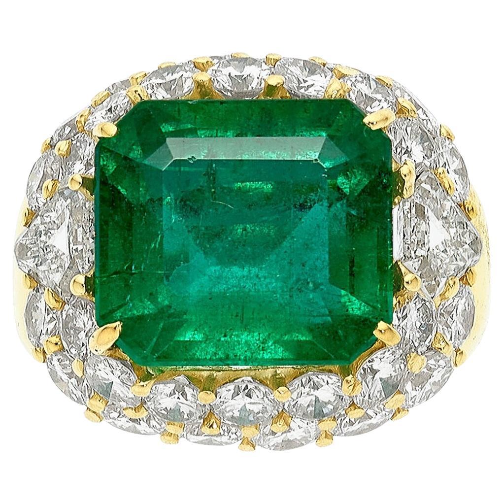 18k Yellow Gold Ring W/10.28 Carat Emerald and Diamonds - Size 8 For Sale