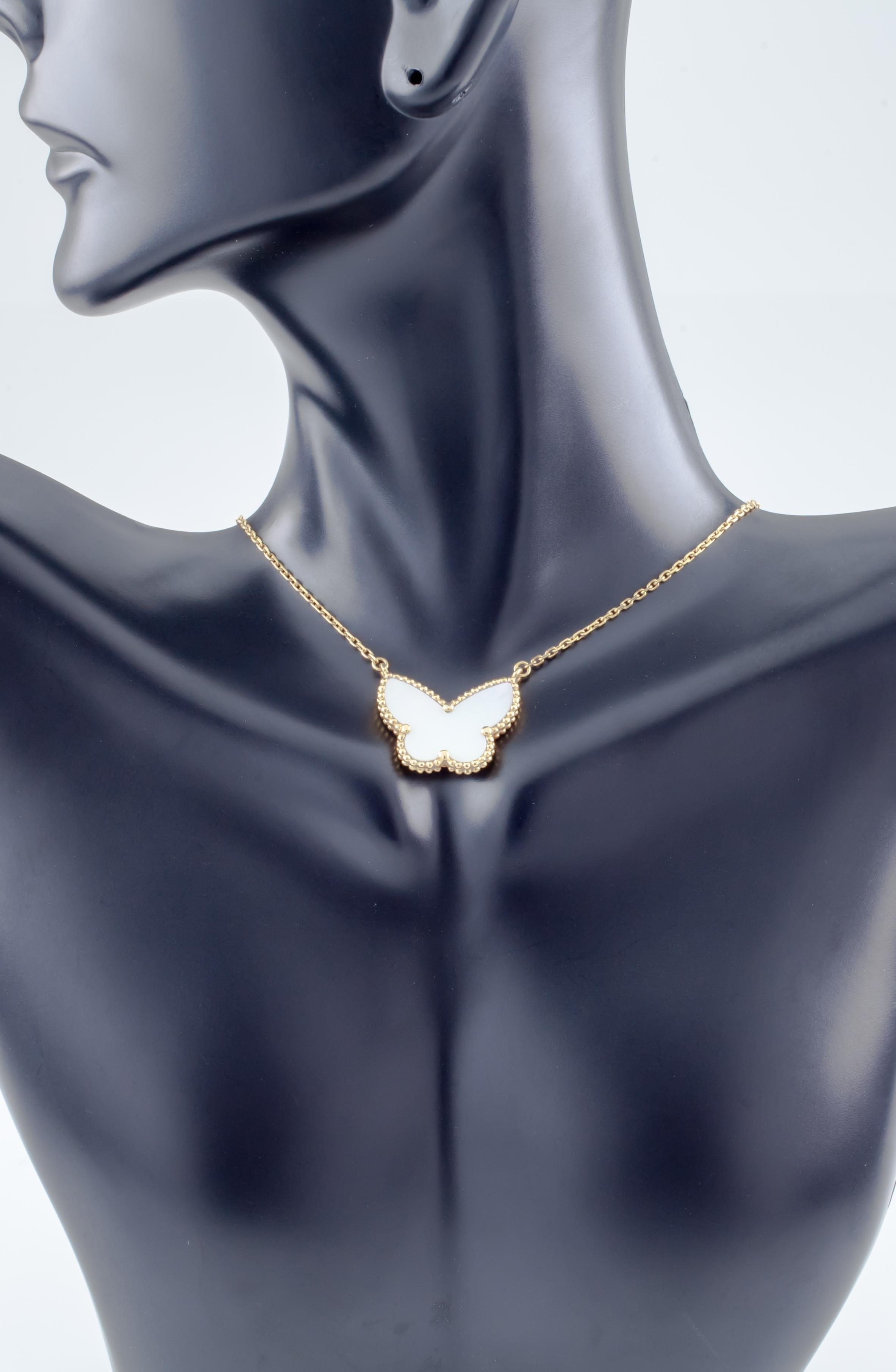 Van Cleef & Arpels 18 Karat Yellow Gold Lucky Alhambra Butterfly Necklace im Zustand „Gut“ in Sherman Oaks, CA