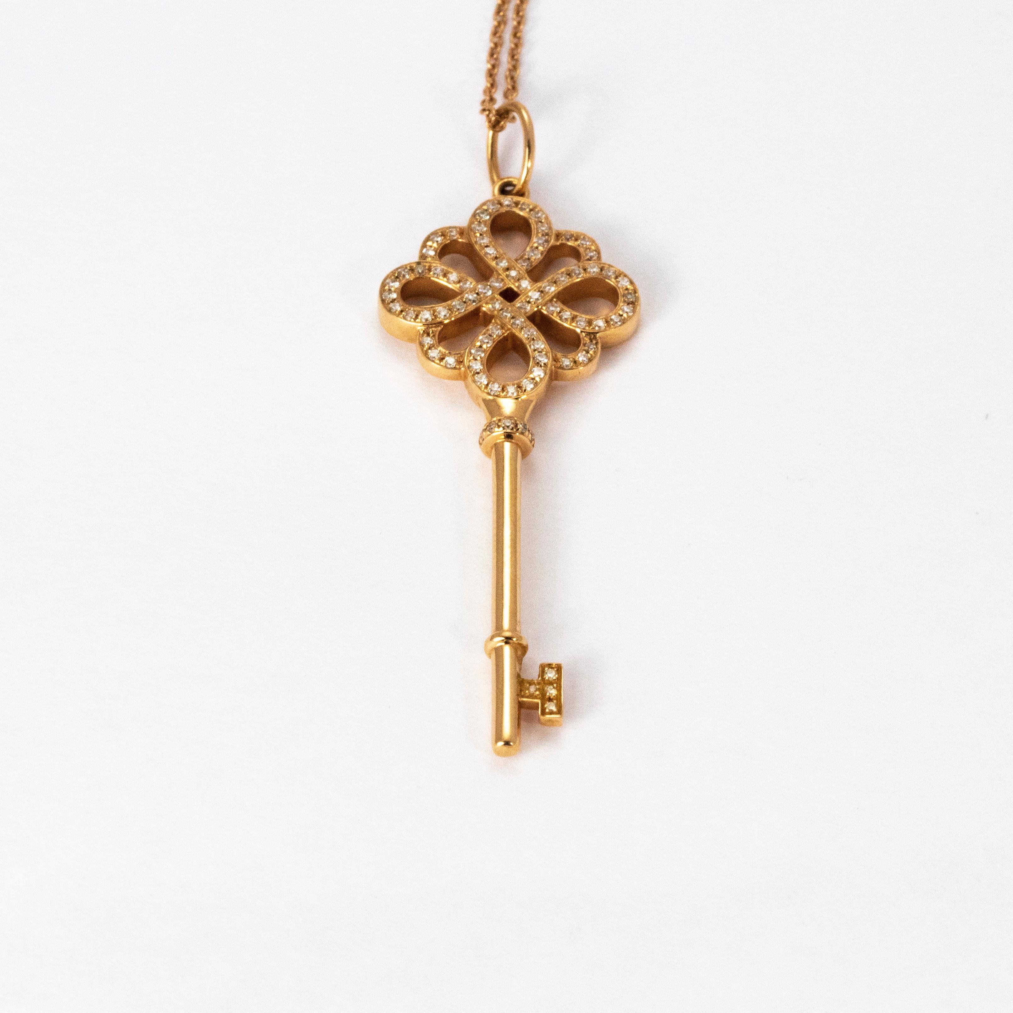 An iconic key pendant by Tiffany. The knot and teeth of the key are encrusted with round brilliant white diamonds, set in 18 Karat rose gold with chain. 

Chain length: 50 cm