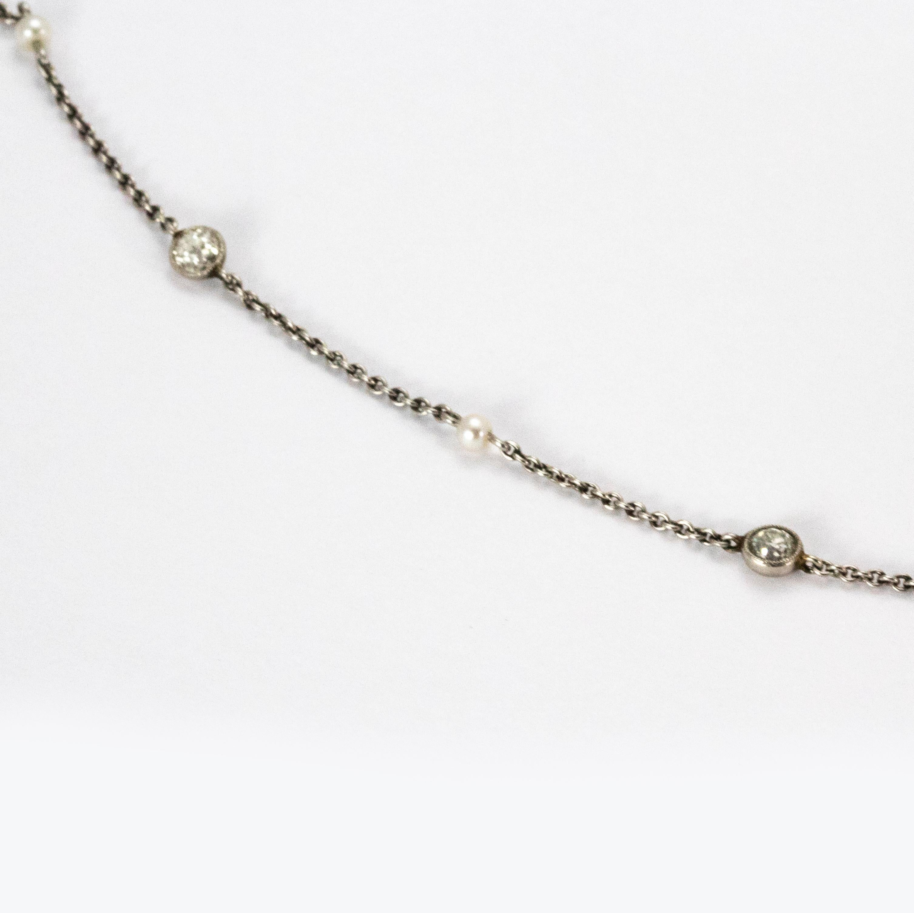 Halskette aus Platin mit Diamanten und Naturperlen im Art déco-Stil (Alteuropäischer Schliff) im Angebot
