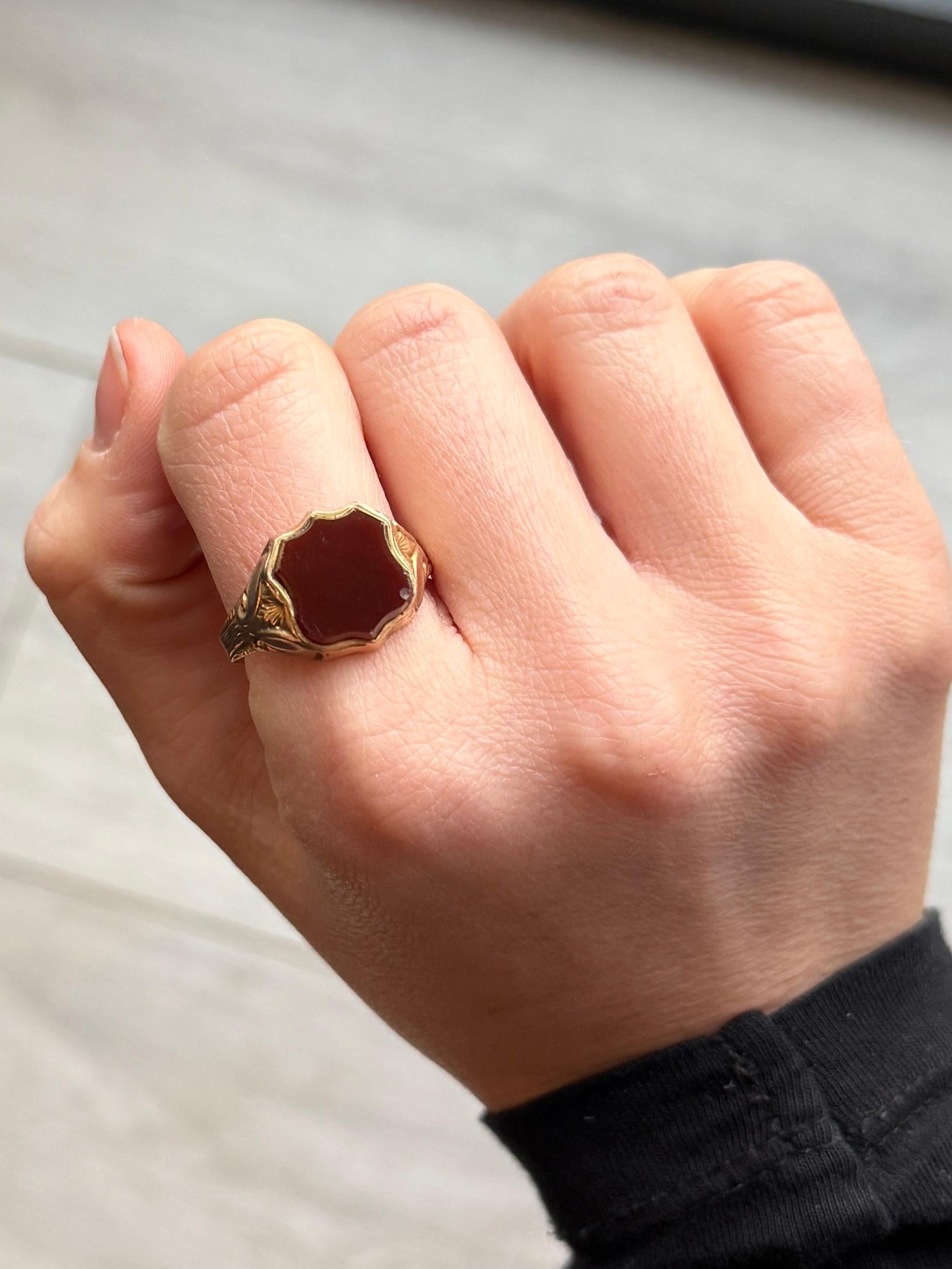 The deep red carnelian is complimented perfectly by the 9ct yellow gold in this signet ring. Hallmarked Chester 1910.

Ring Size: U 1/2 or 10 1/4
Stone Dimensions: 14x12mm 

Weight: 3.2g