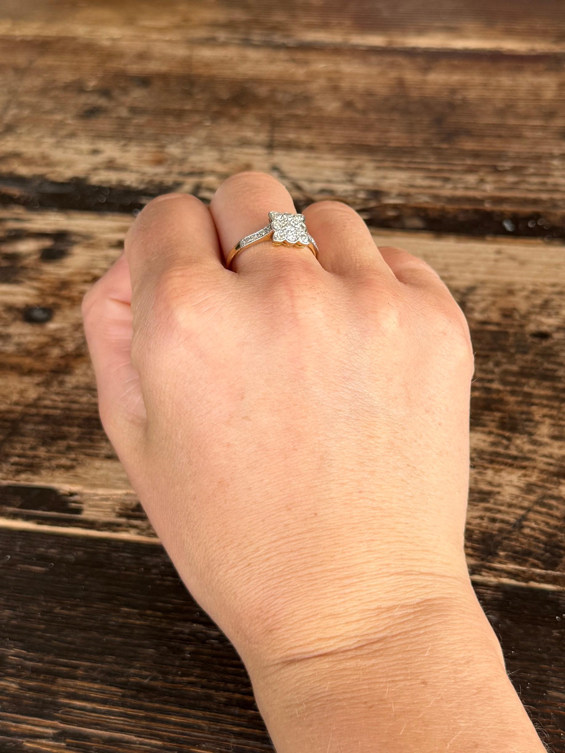 Che anello stupefacente. Incrostato di diamanti, questo anello ha un'incantevole lucentezza. La pietra centrale misura 7pt e le pietre circostanti 4pt. La faccia di questo anello ha un bordo smerlato e le spalle ospitano diamanti più piccoli che