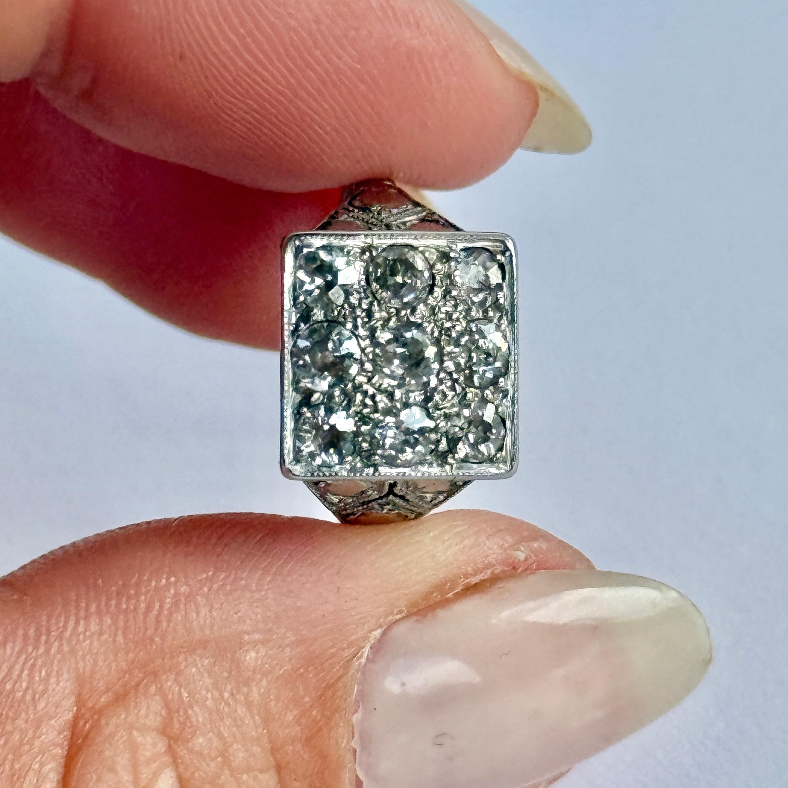 Questo pezzo di grande effetto contiene un totale di nove diamanti da 7 punti ciascuno. Il design di questo anello ha un'atmosfera molto Art Deco, che si ritrova anche nella splendida incastonatura dettagliata. L'anello si trova abbastanza in alto
