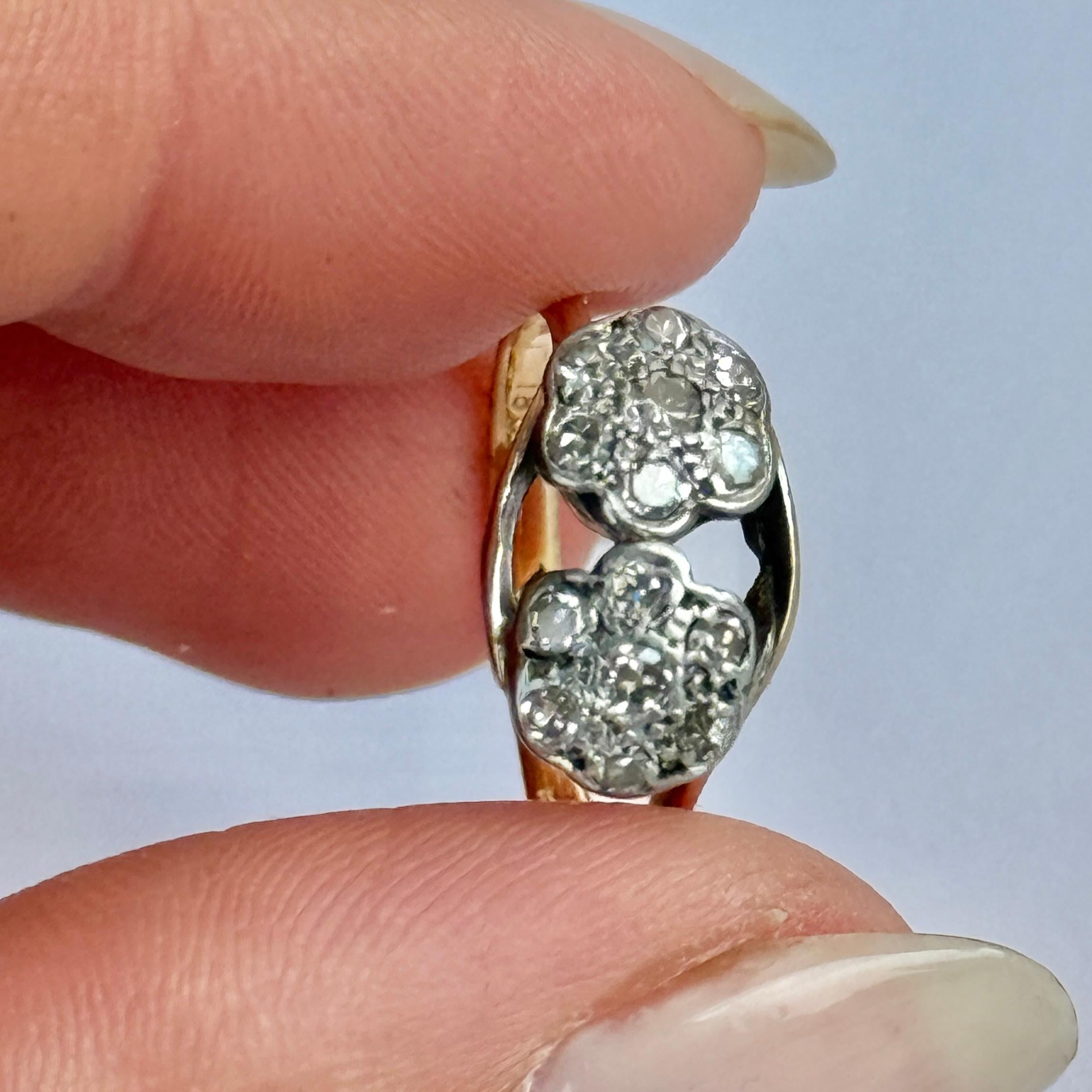 Cette magnifique double grappe de diamants contient des diamants étincelants mesurant 4pts chacun au centre et autour de la pierre centrale, les diamants mesurent 3pts. Les grappes sont merveilleusement torsadées et la bague est modelée en or 18ct