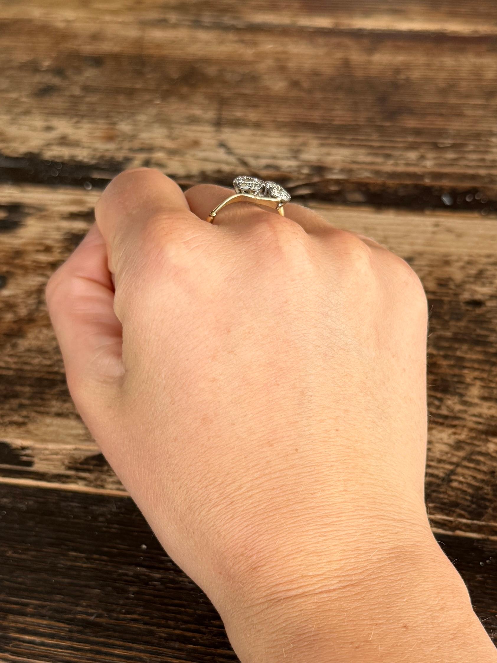 Taille ronde Bague édouardienne à double grappe de diamants et de 18 carats en vente