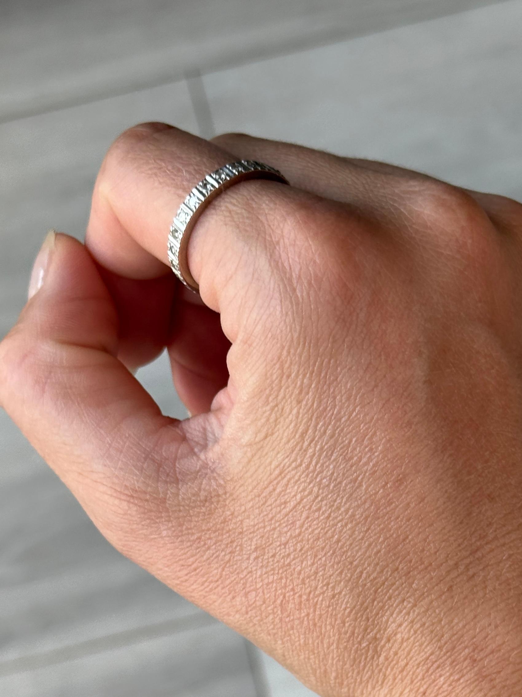 Questa favolosa fascia per l'eternità con diamanti è caratterizzata da diamanti lungo tutto il perimetro della fascia. I diamanti a 3 punti sono incastonati in semplici montature che si inseriscono a filo nella fascia. 

Misura dell'anello: S 1/2 o