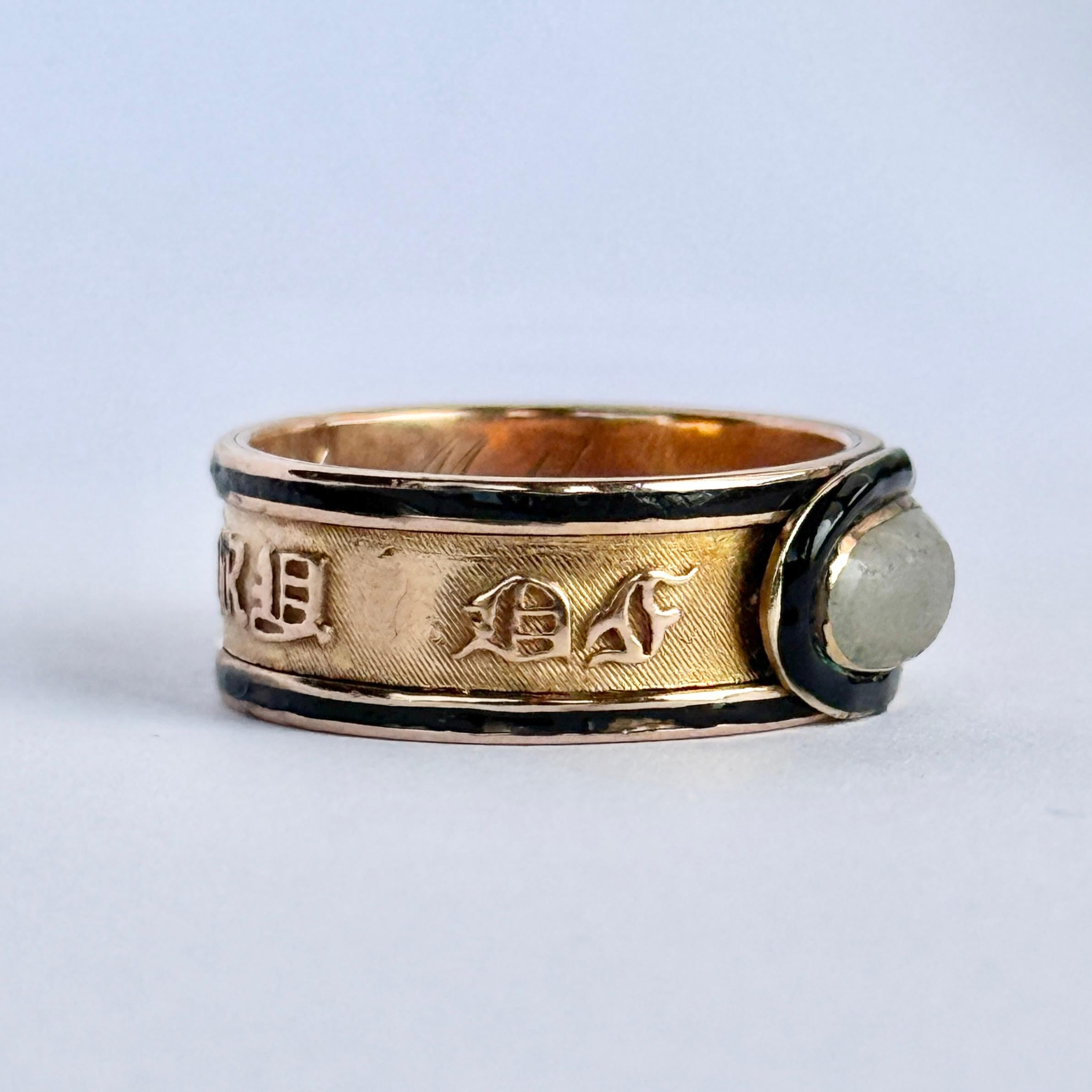 Questa fascia commemorativa è un meraviglioso esempio di gioiello georgiano. Il dettaglio più importante di questo anello è il cabochon di cristallo incastonato nella fascia d'oro a 18 carati e lo smalto nero che circonda la pietra e tutta la