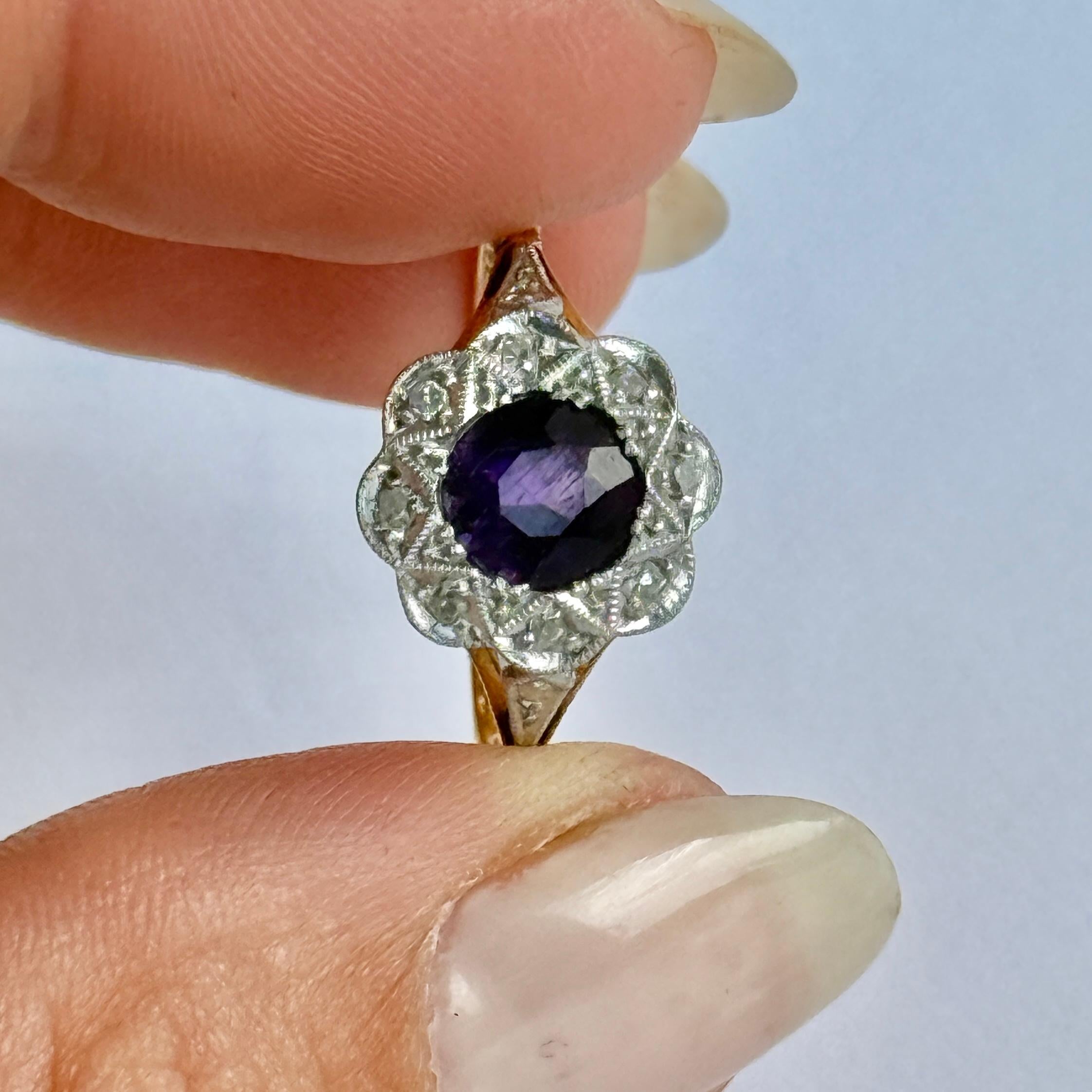 Die Steine dieses Rings sind in Platin gefasst, der Rest des Rings ist in 18 Karat Gold modelliert. Der zentrale Amethyst misst etwa 1 Karat und ist von schimmernden Diamanten umgeben. Der Gesamtbetrag der Diamanten im Heiligenschein beträgt 16