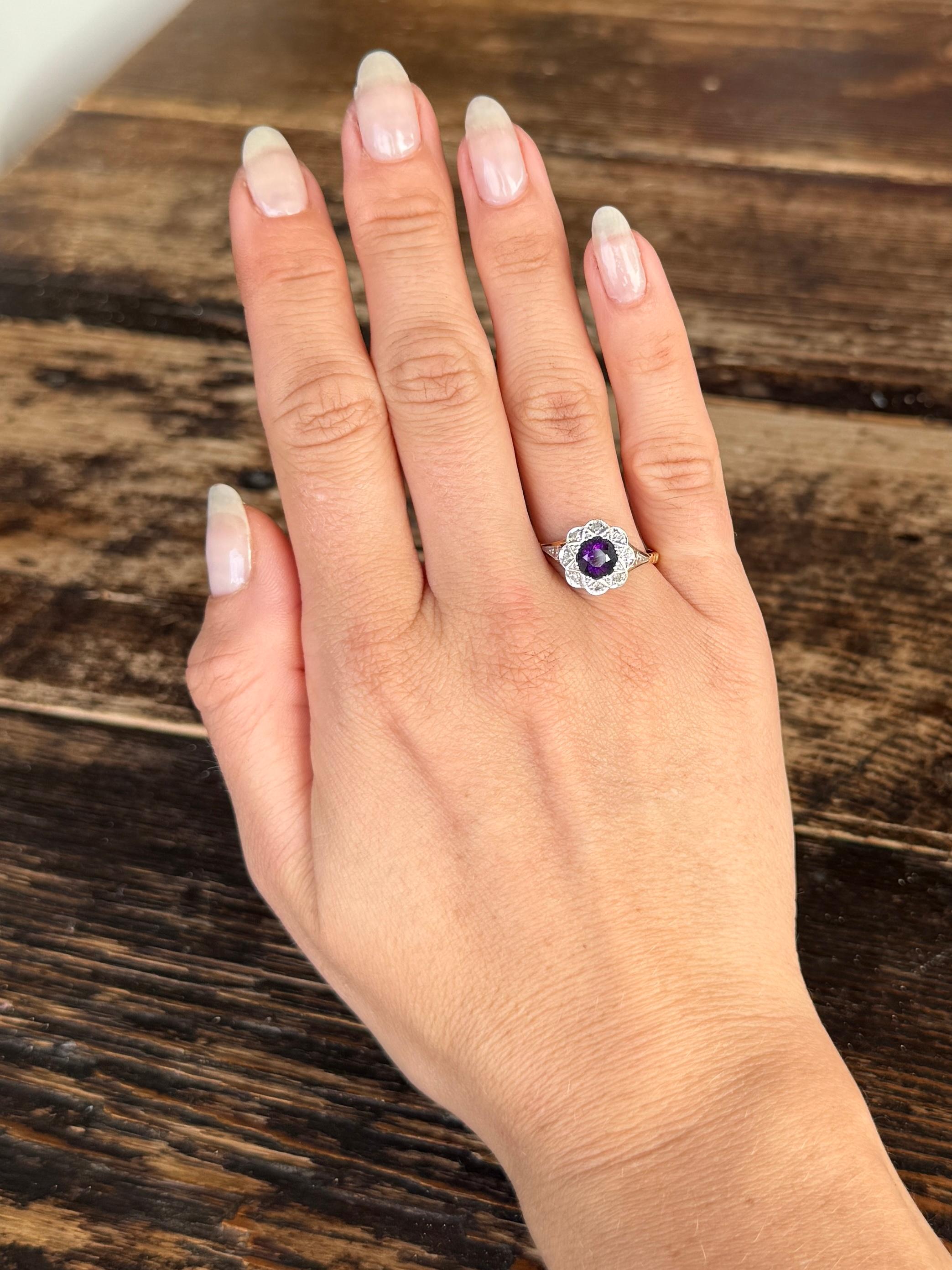 Vintage Amethyst und Diamant 18 Karat Gold Cluster Ring im Zustand „Gut“ im Angebot in Chipping Campden, GB